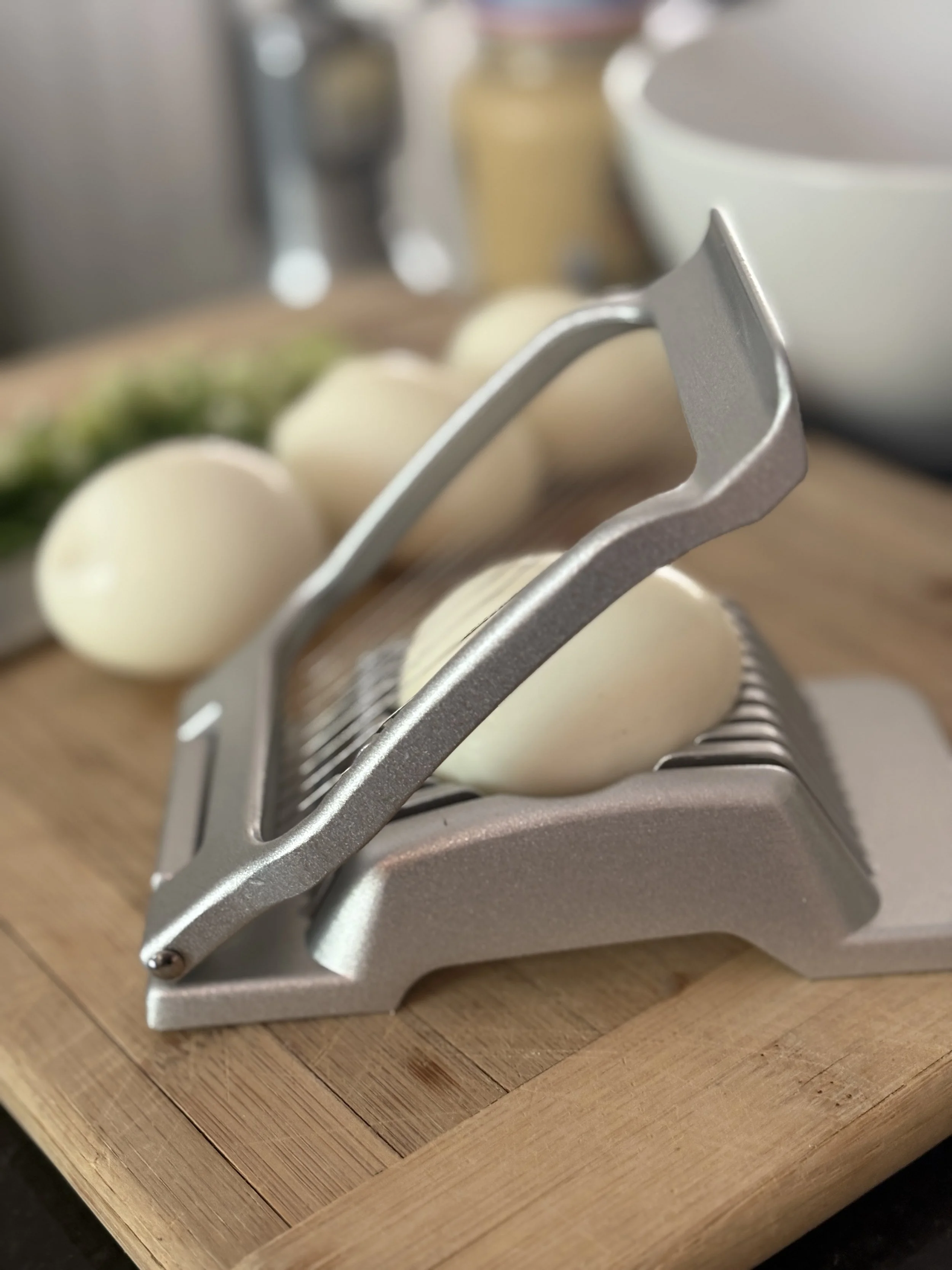 egg slicer slicing egg