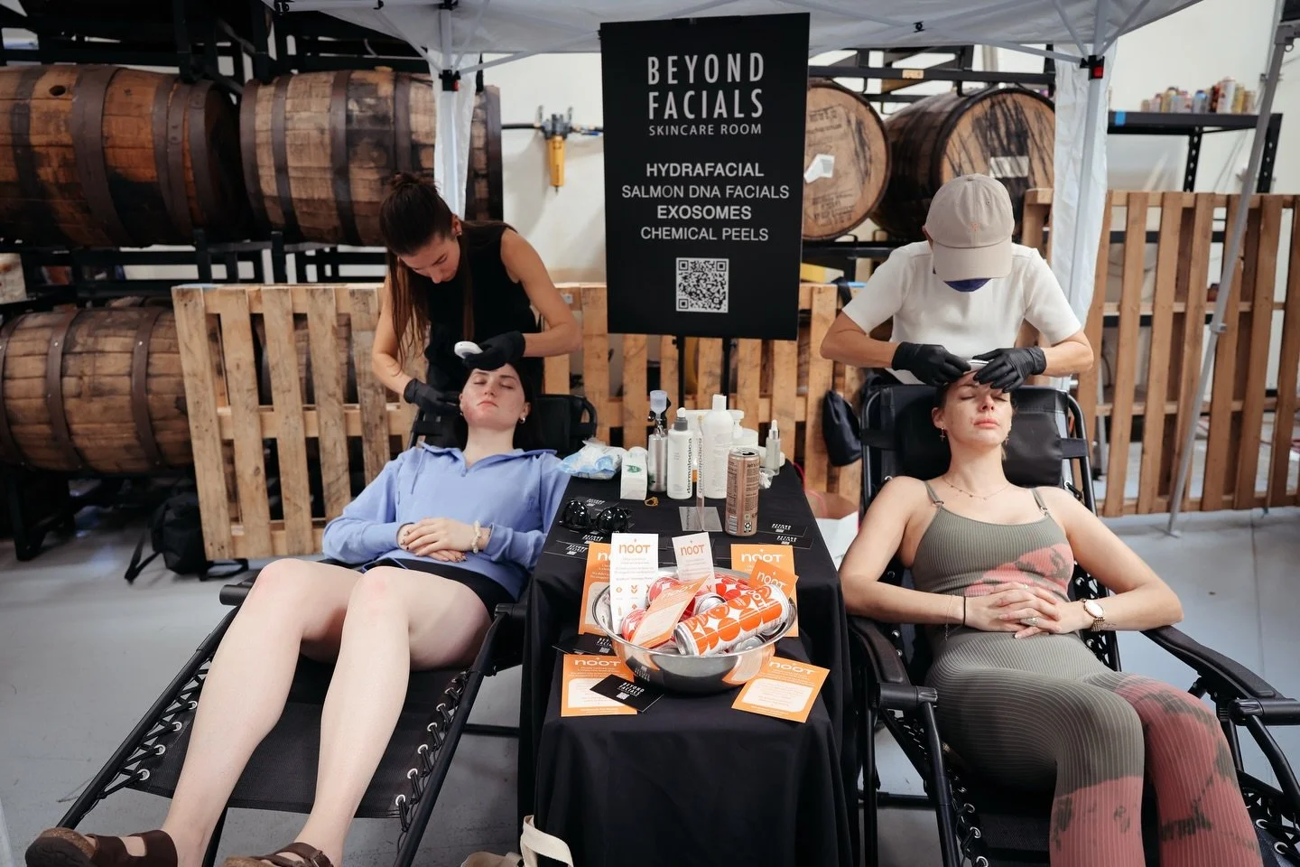Have you ever taken a beer bath? 🍺🛁
Because we did 😅
Coffee &amp; Chill @coffeeandchill at @santamonicabrewworks was HOT + ICY + SO MUCH FUN 🔥❄️
Beyond Facials booth was bringing the glow ✨ &mdash; giving express facials while sipping @nootdrink 