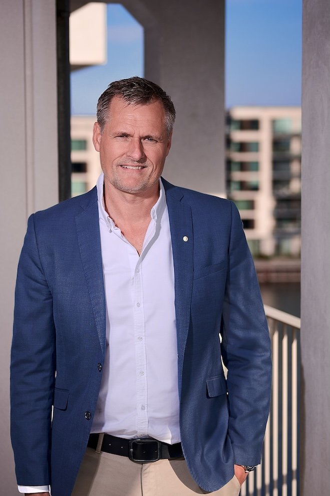 Uffe Erup Larsen er en af Danmarks allerdygtigste og mest efterspurgte facilitator af Insights workshops. Han arbejder med teamudvikling og ledersparring. Han er også forfatter til bogen MANTRA om autentisk ledelse.