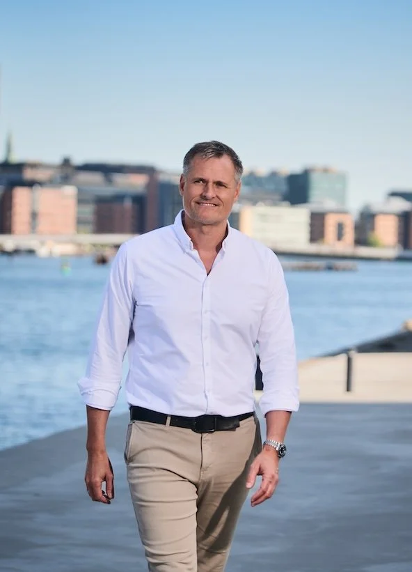 Uffe Erup Larsen arbejder blandt andet med at måle på den psykologiske tryghed i teams og finde måder at højne den på, så teamet kan vende tilbage til en normal produktiv indsats.