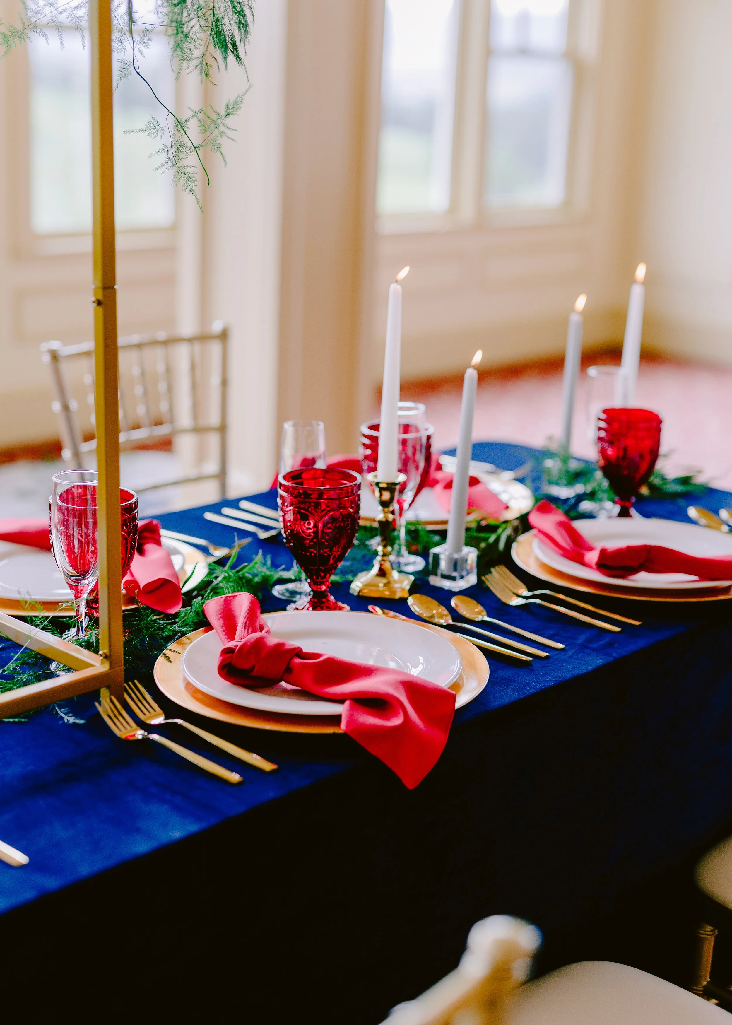 VELVET NAVY WITH HOLIDAY RED NAPKINS.jpg