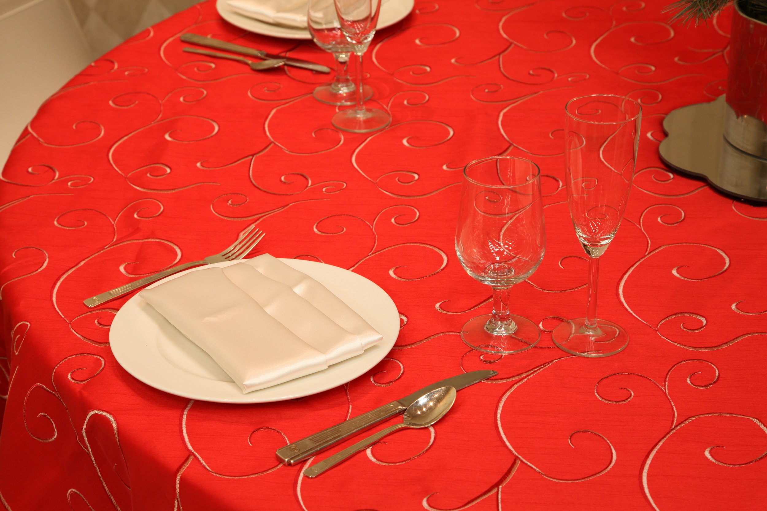 NOVA SWIRL CHINA RED WITH WHITE SATIN NAPKINS.JPG