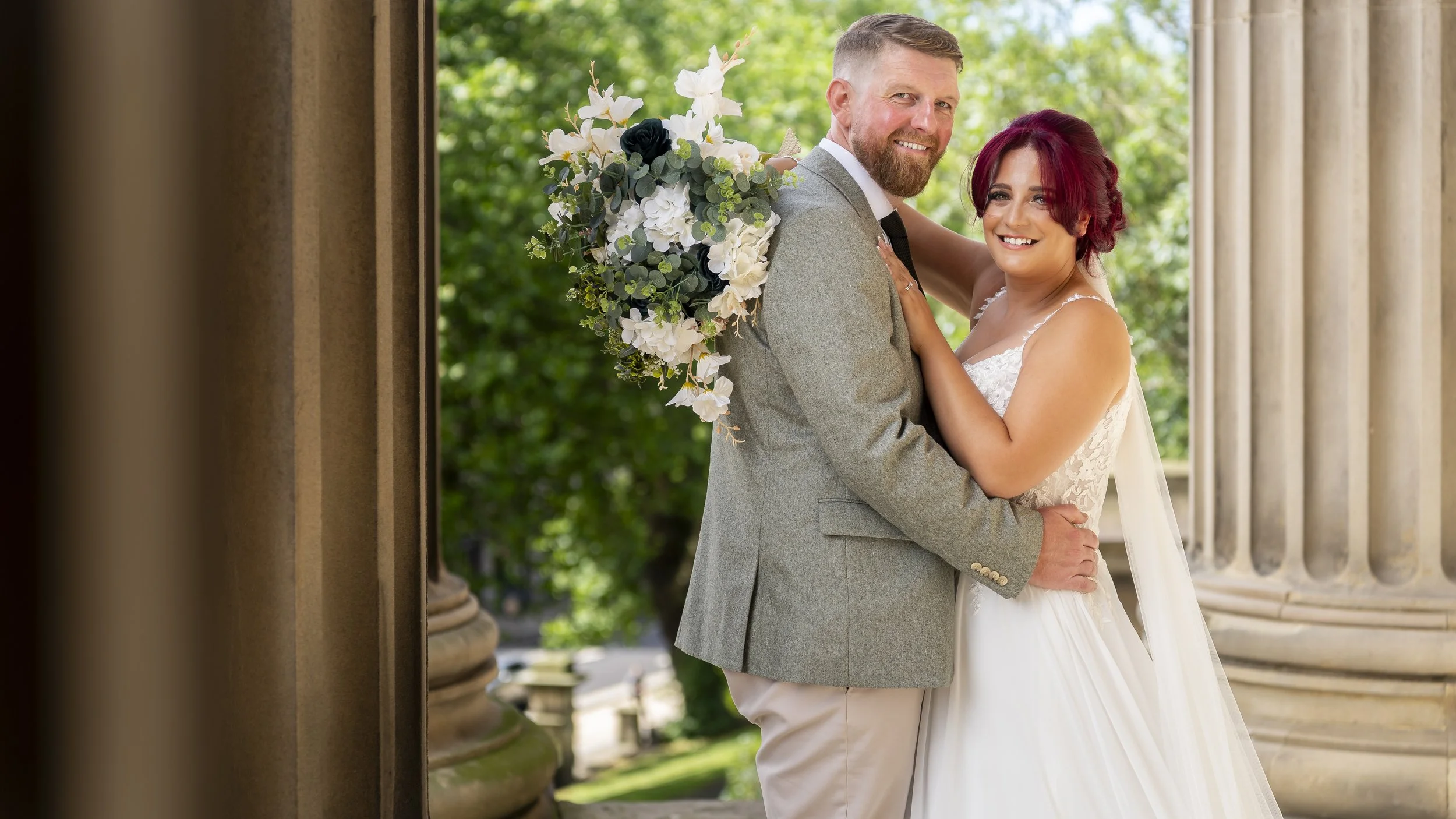 liverpool wedding photography, st georges hall couple on steps by pillars