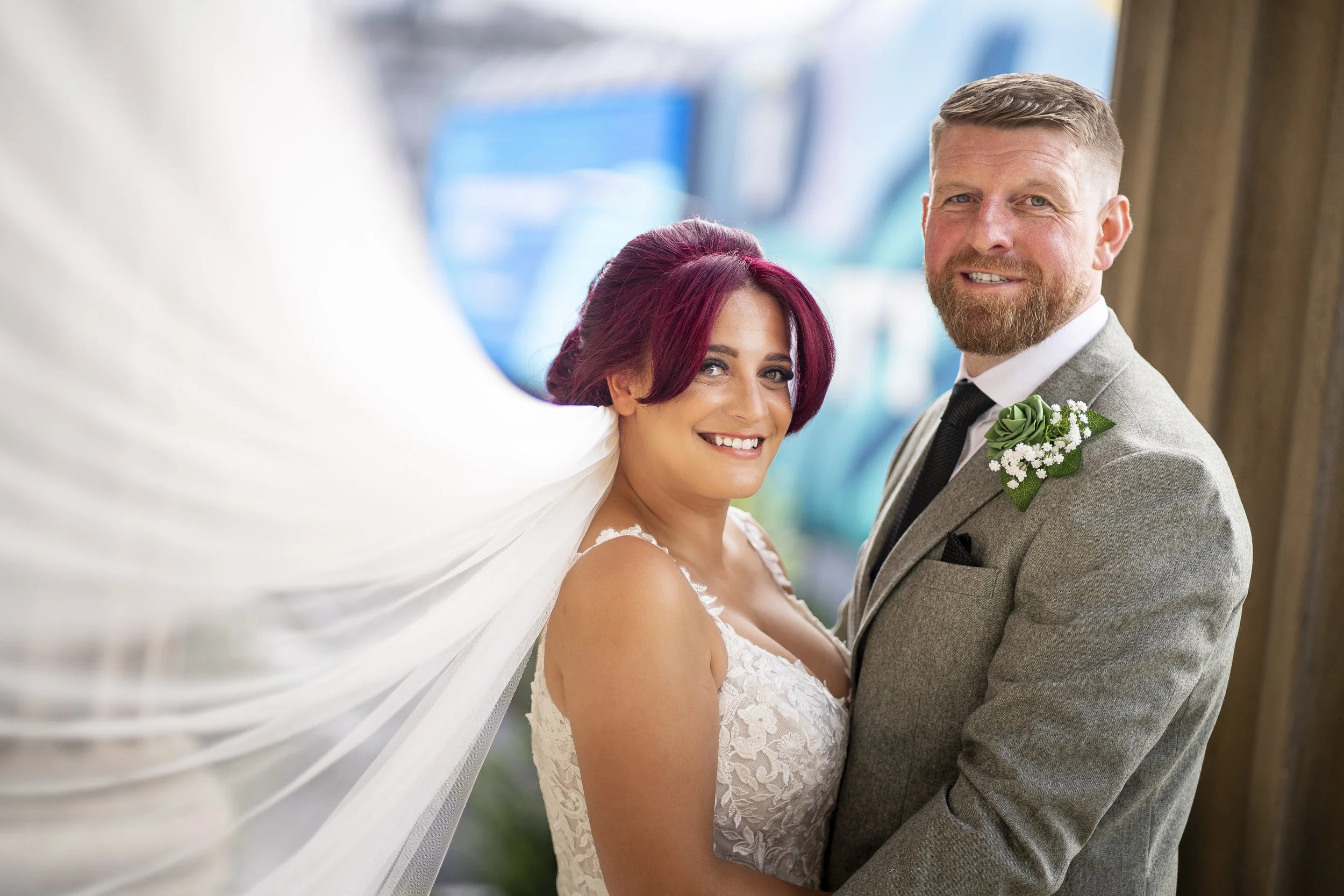 liverpool wedding photography, st georges hall couple on steps by pillars