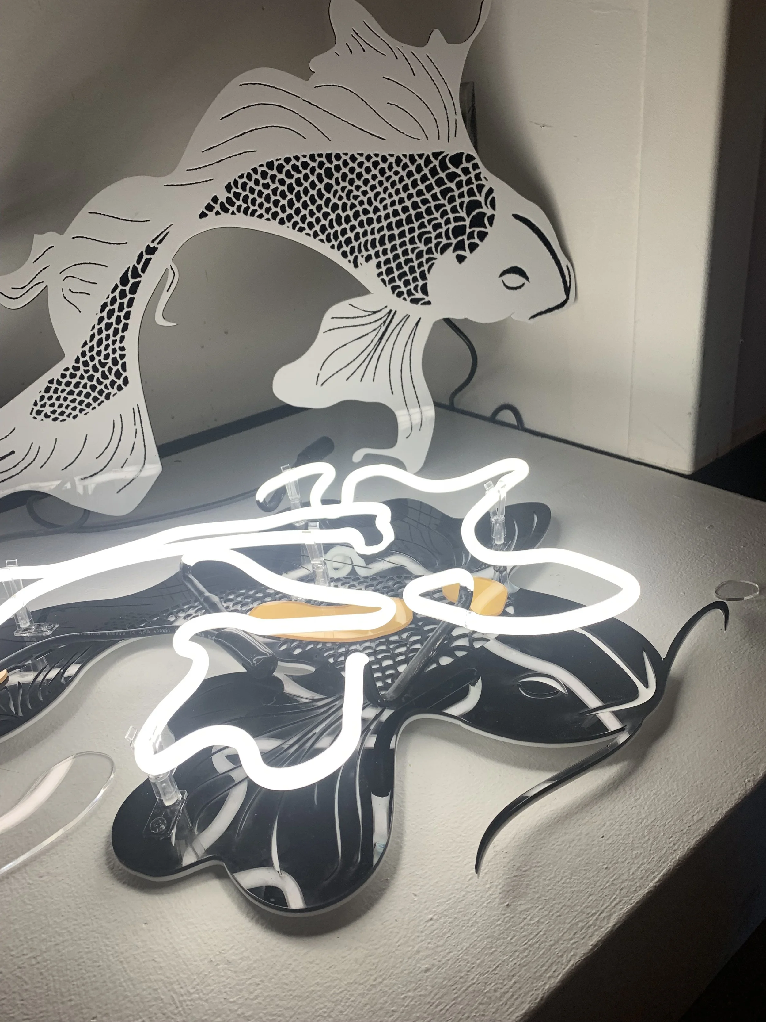 Coy (acrylic sheet, neon)