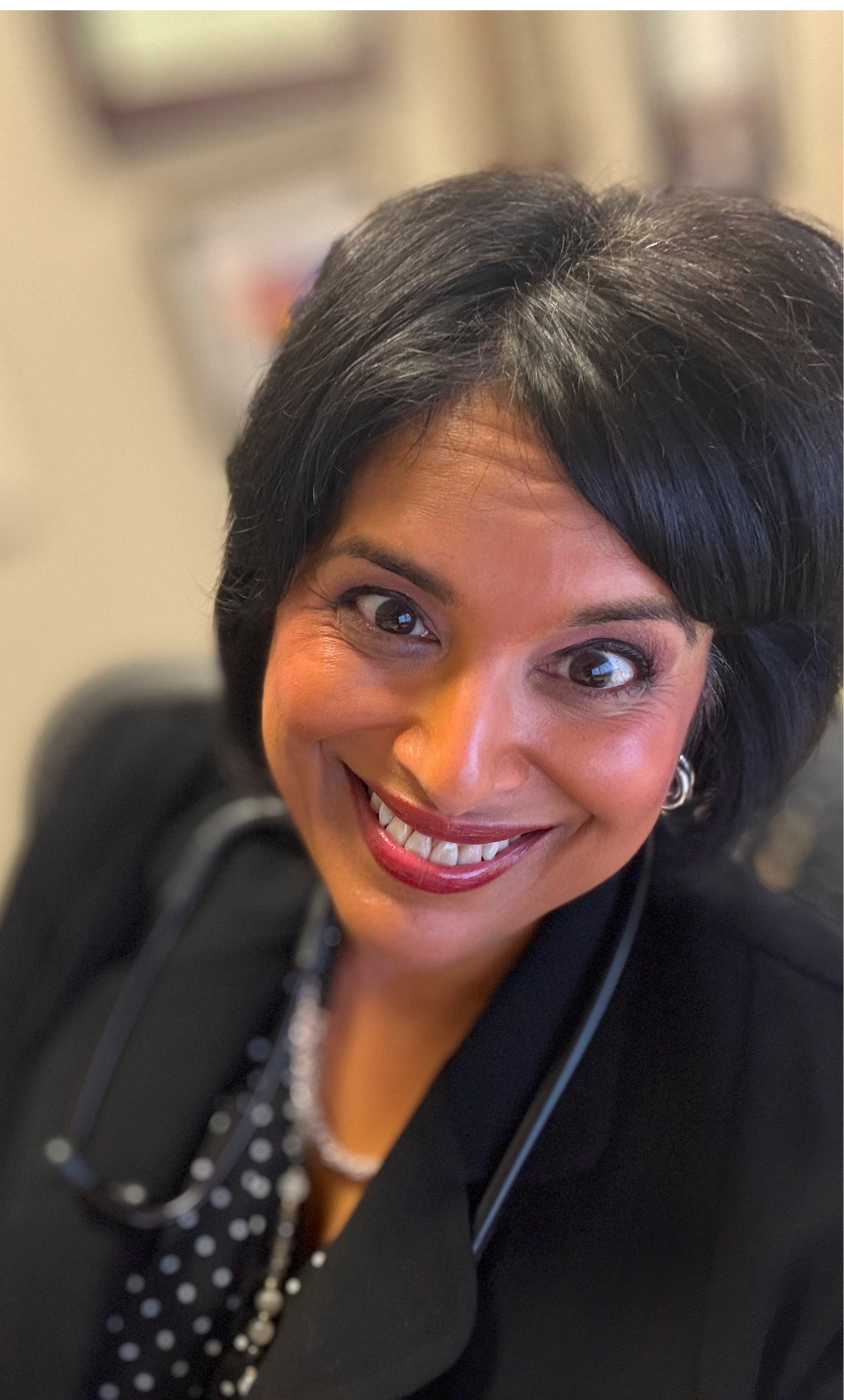 Experienced physician career coach supporting doctors with career clarity, burnout prevention, work-life balance, and sustainable careers in medicine.