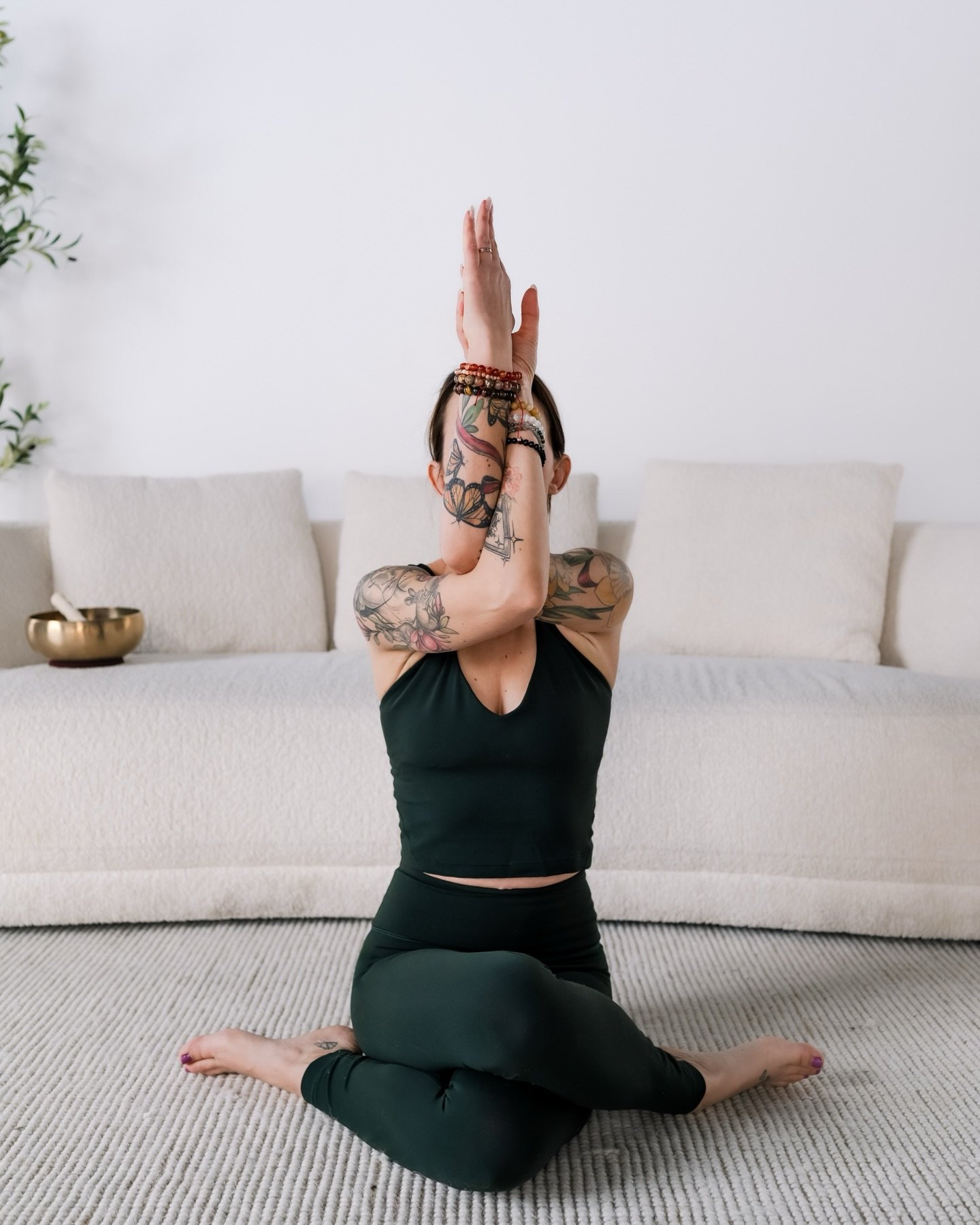 Meet Jenna 🧘🏻&zwj;♀️ 

Grounded, calm and so effortlessly herself 🤍

There&rsquo;s something about her energy that instantly makes you feel at ease&hellip; that steady, grounded Taurus presence that carries through everything she does. 

This sess