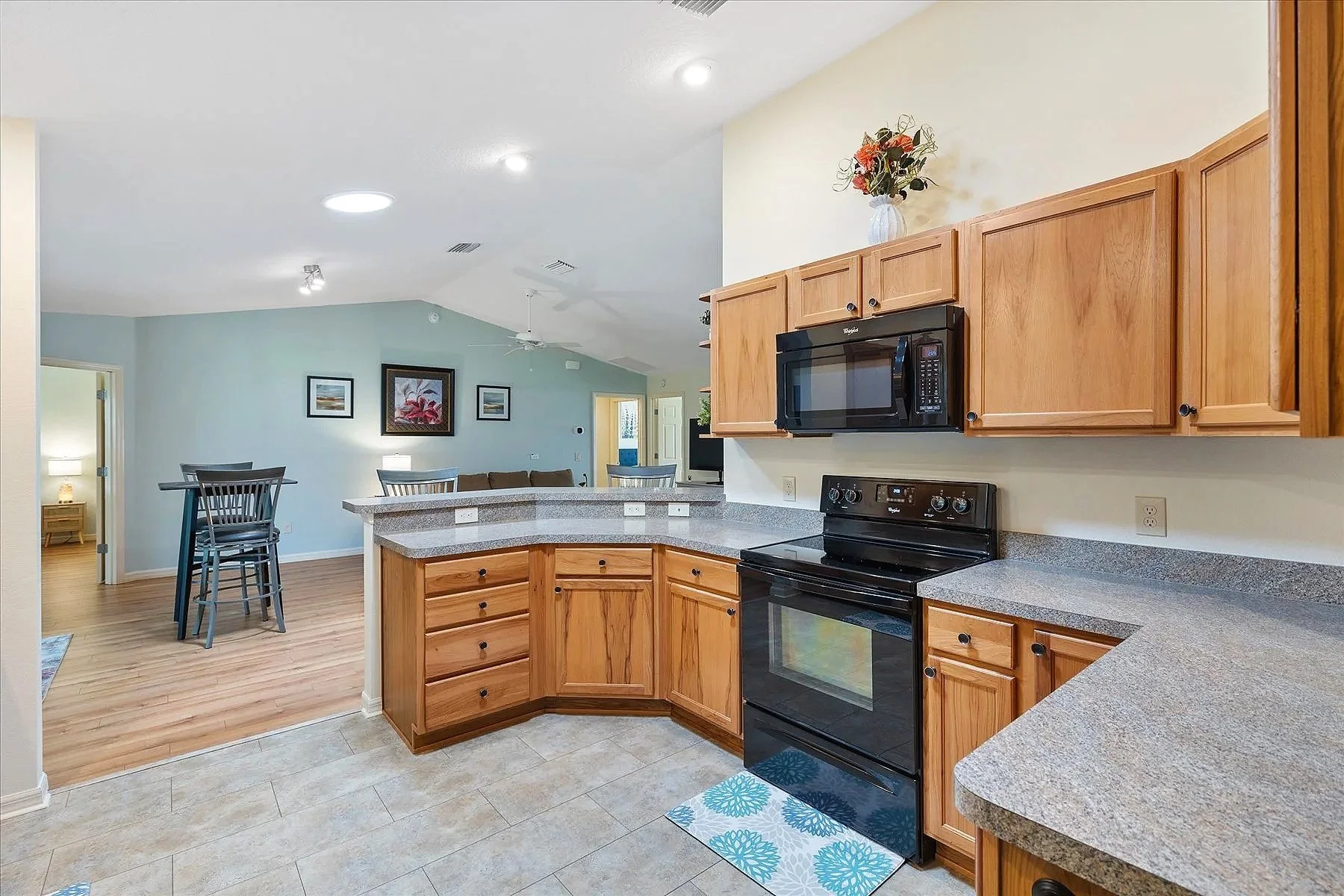 Kitchen2.jpg