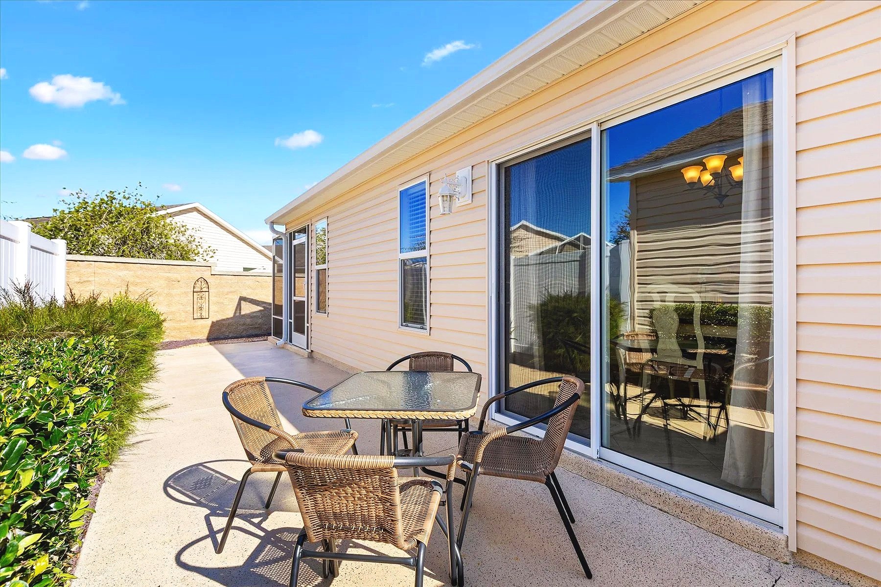 24-sidepatio2.jpg