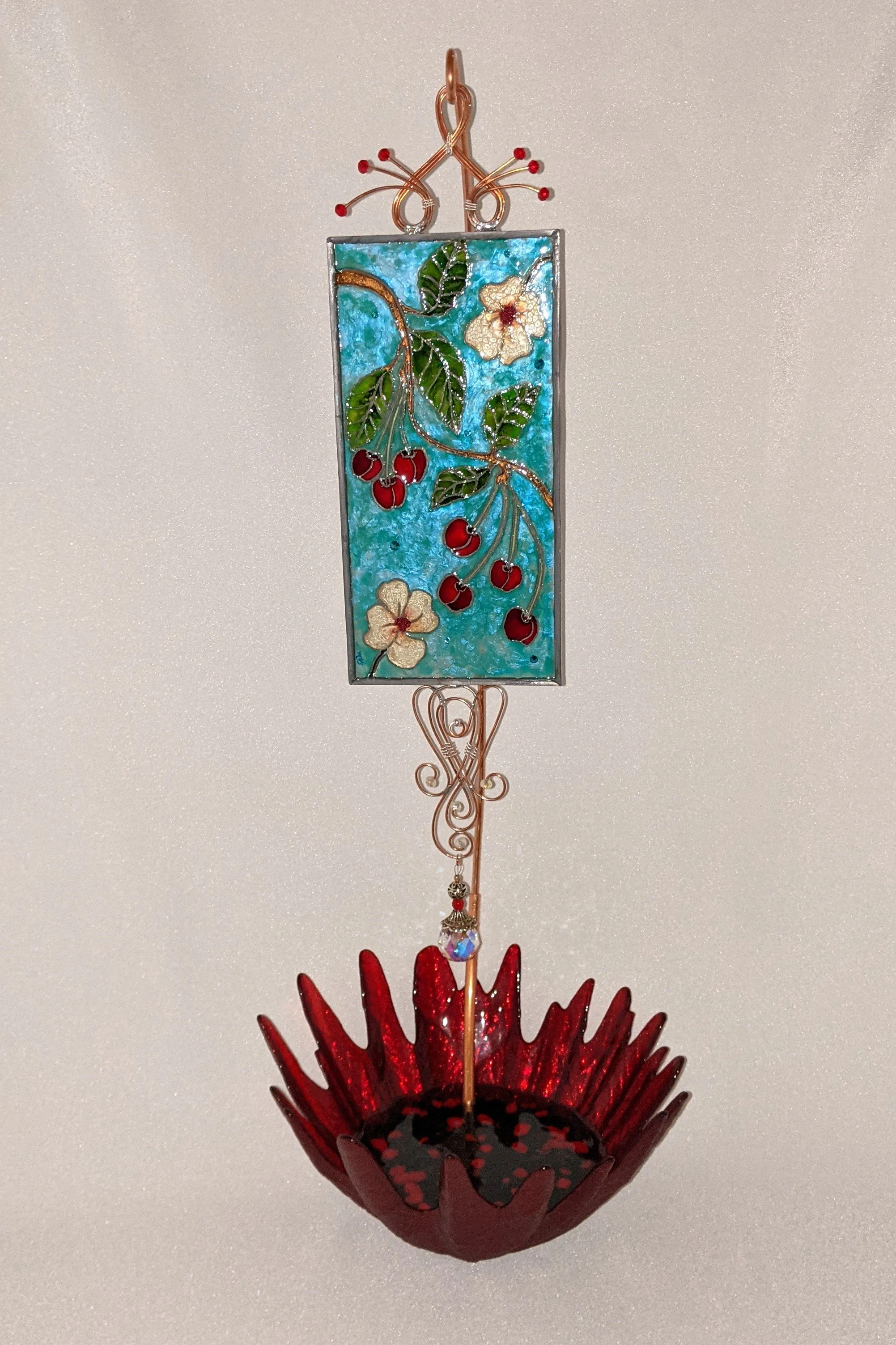 🟢 Available :
Cherry Jubilee by Art Illusions by Young. A joyful celebration of summer’s bounty in this hand-painted and leaded Illusion Glass panel. Ripe red cherries hang from delicate branches alongside white blossoms and lush green leaves agains