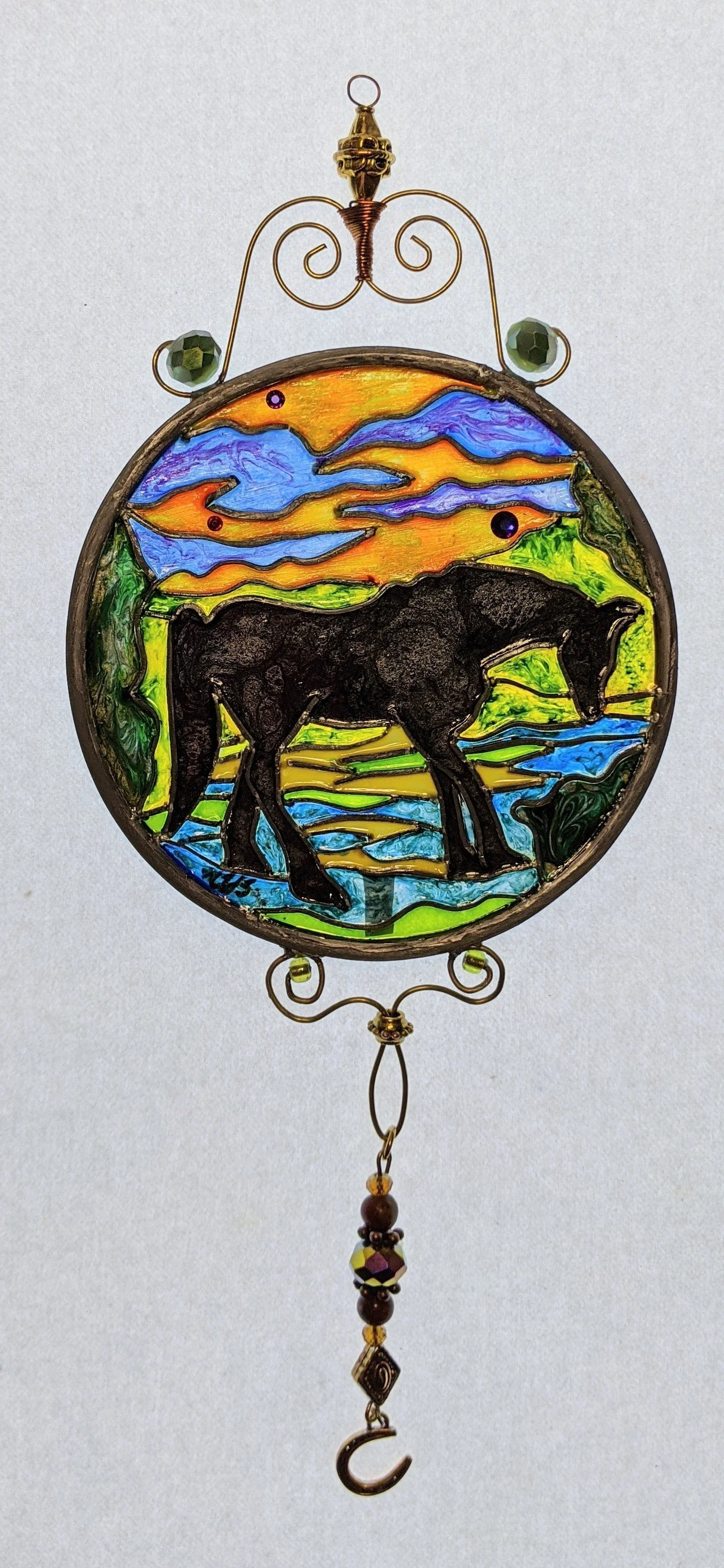 🟢 Available :
Horse Silhouette by Art Illusions by Young. A graceful horse stands in elegant silhouette against a shifting, luminous sky in this hand-painted and leaded Illusion Glass panel. The strong, flowing lines of the horse’s body and mane are