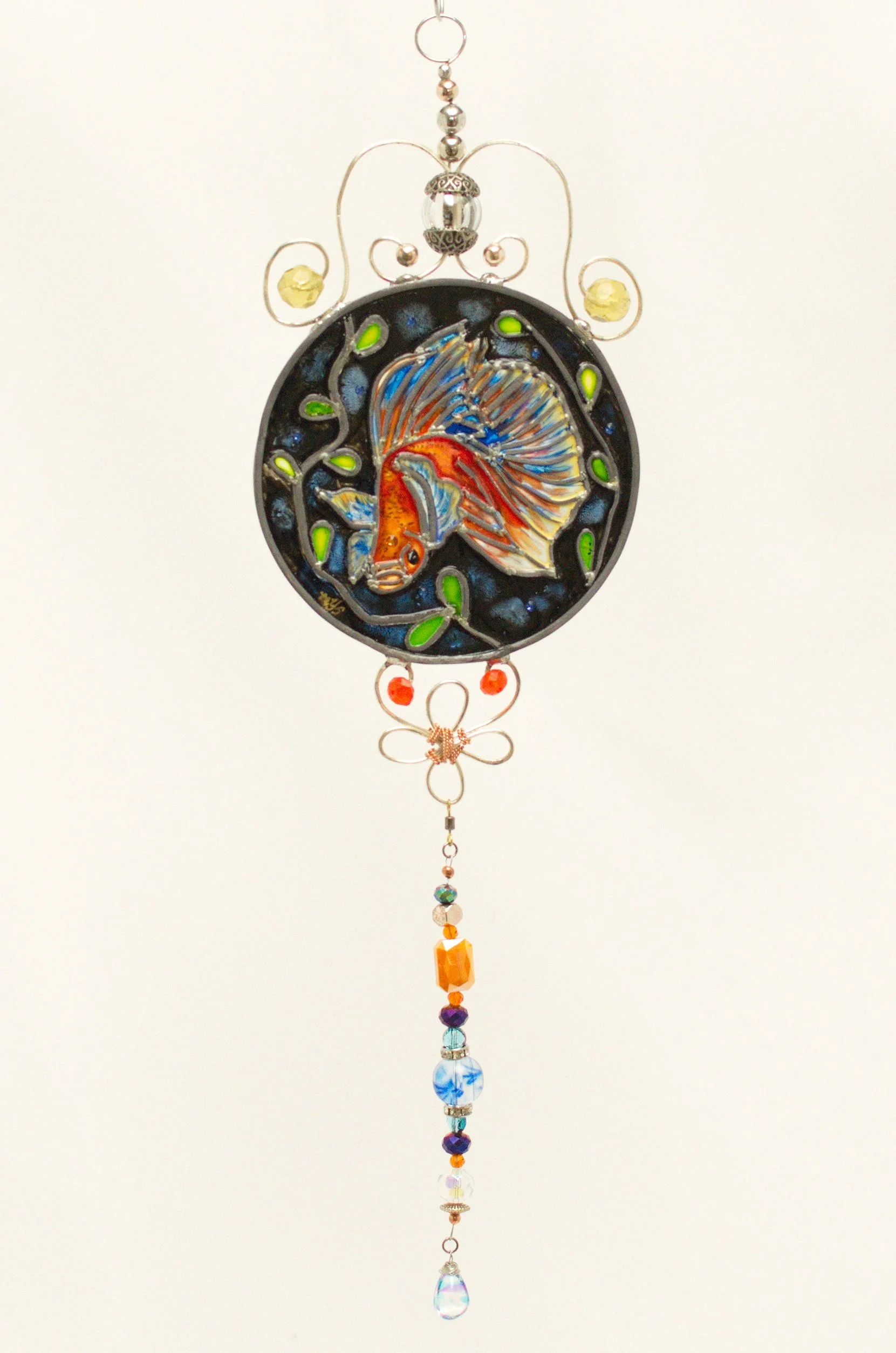 🟢 Available :
Betta by Art Illusions by Young. A magnificent betta fish dances gracefully in this hand-painted and leaded Illusion Glass panel. Flowing, silk-like fins in vibrant shades of electric blue, crimson, and orange billow like living fabric