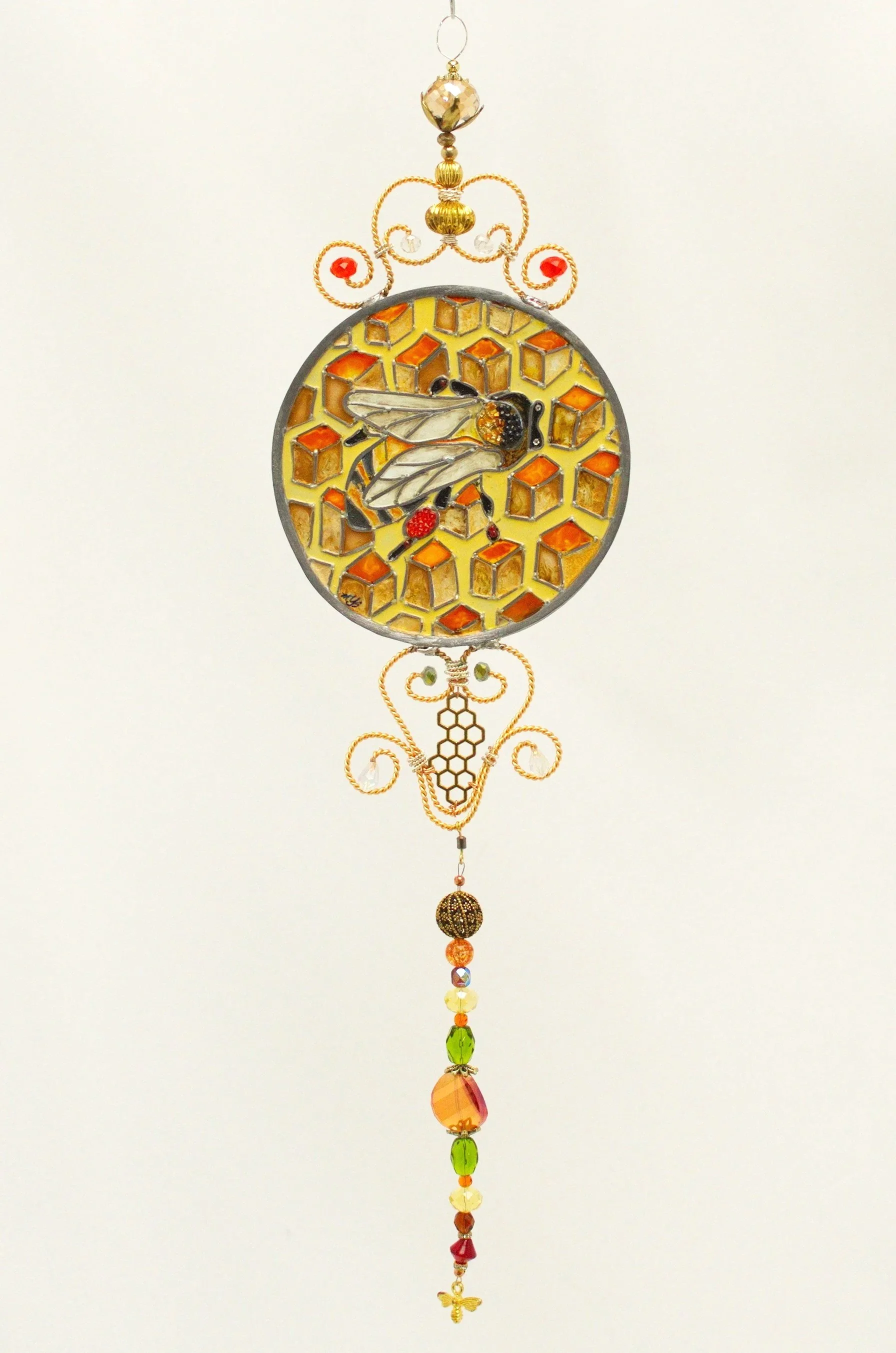 🟢 Available :
Painted Honeycomb with Bee by Art Illusions by Young. A golden honeycomb scene comes to life in this hand-painted and leaded Illusion Glass panel. A gentle honeybee tends to the intricate hexagonal cells, its body rendered in warm gold