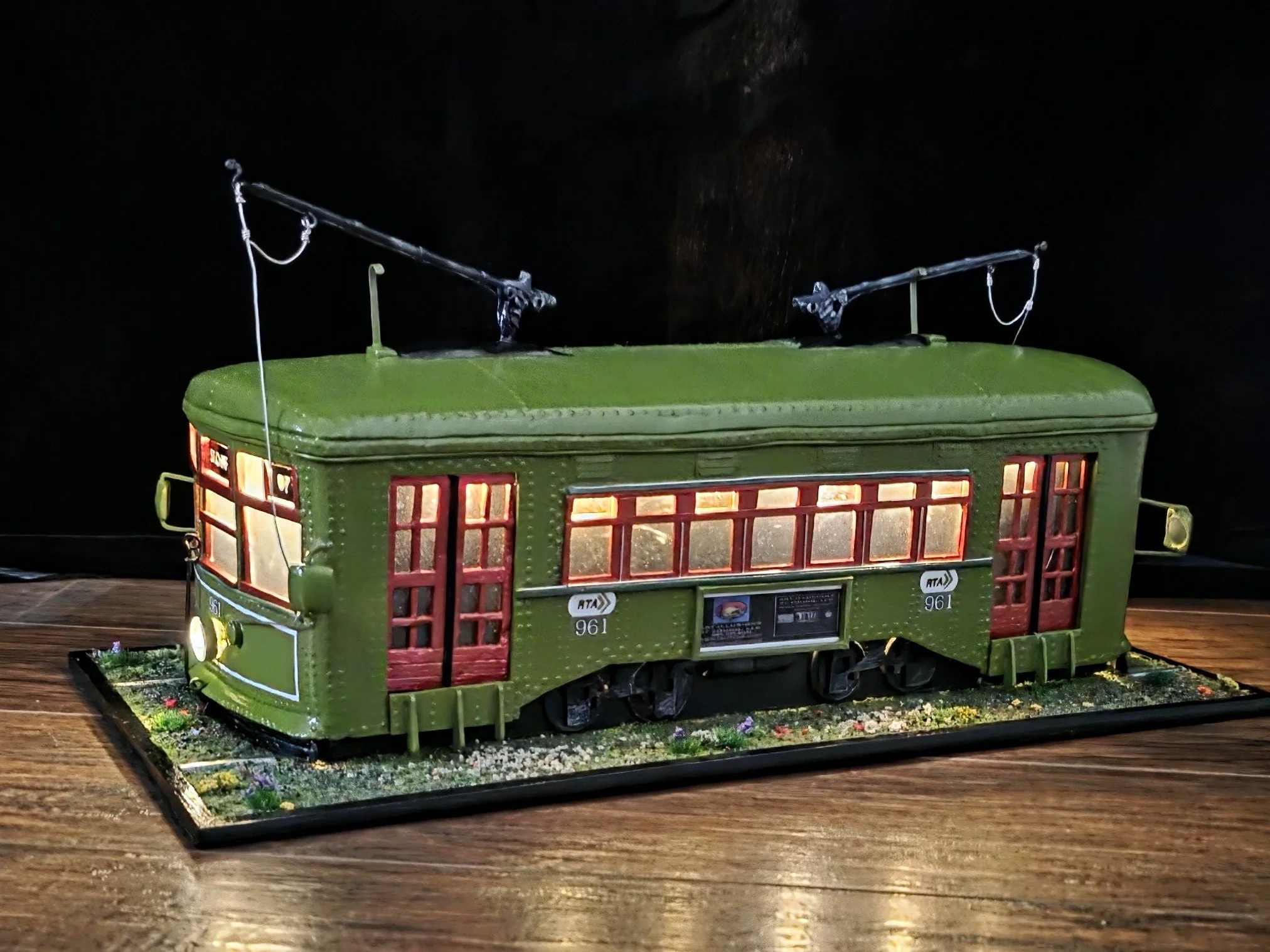 🔴 Sold :
Handcrafted miniature New Orleans Streetcar Diorama by Art Illusions by Young
