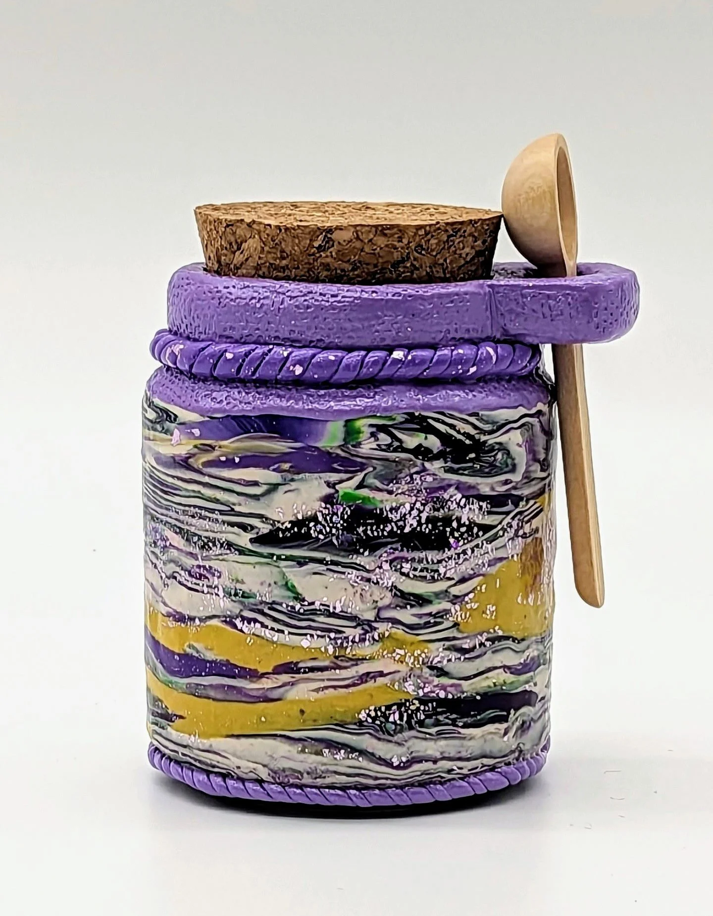 🟢 Available :
Mardi Gras Honey or Sweetener Jar – Swirling Carnival Majesty by Art Illusions by Young from Folsom, Louisiana. This hand-sculpted covered jar captures the vibrant energy and regal palette of Carnival through bold, swirling layers of d