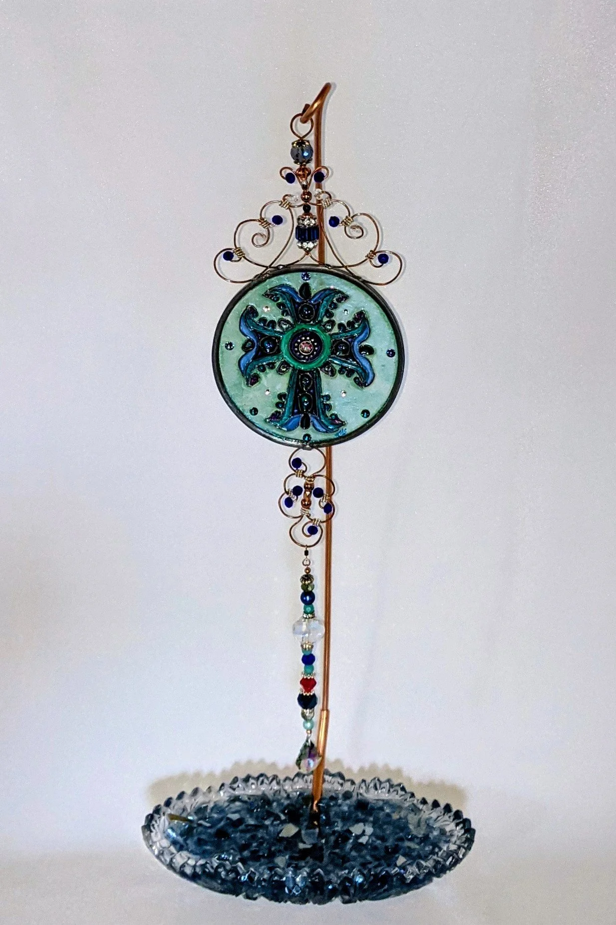 Cross Illusion Glass on Leaded Crystal Glass Stand
This reverent display stand features a beautiful leaded crystal glass base with intricate detailing, paired with an elegant copper rod. It gracefully supports a luminous Illusion Glass medallion depi