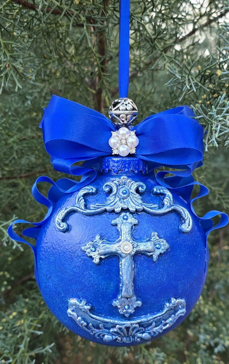 🟢 Available :
Royal Blue Cross Ornament – Sacred Elegance in Cobalt by Art Illusions by Young from Folsom, Louisiana. A luminous pearl accent centers on an ornate molded clay silver cross with intricate clay filigree and scrollwork that catches ligh