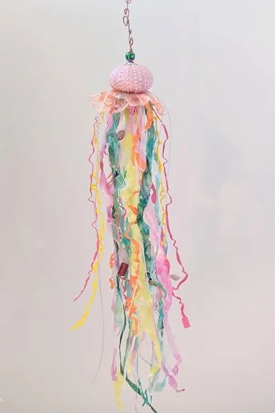 🟢 Available :
Jellyfish Suncatcher – Pastel Rainbow Drift by Art Illusions by Young from Folsom, Louisiana. This luminous jellyfish suncatcher captures the gentle, dreamlike beauty of ocean life in soft pastel hues. Handcrafted with an authentic sea