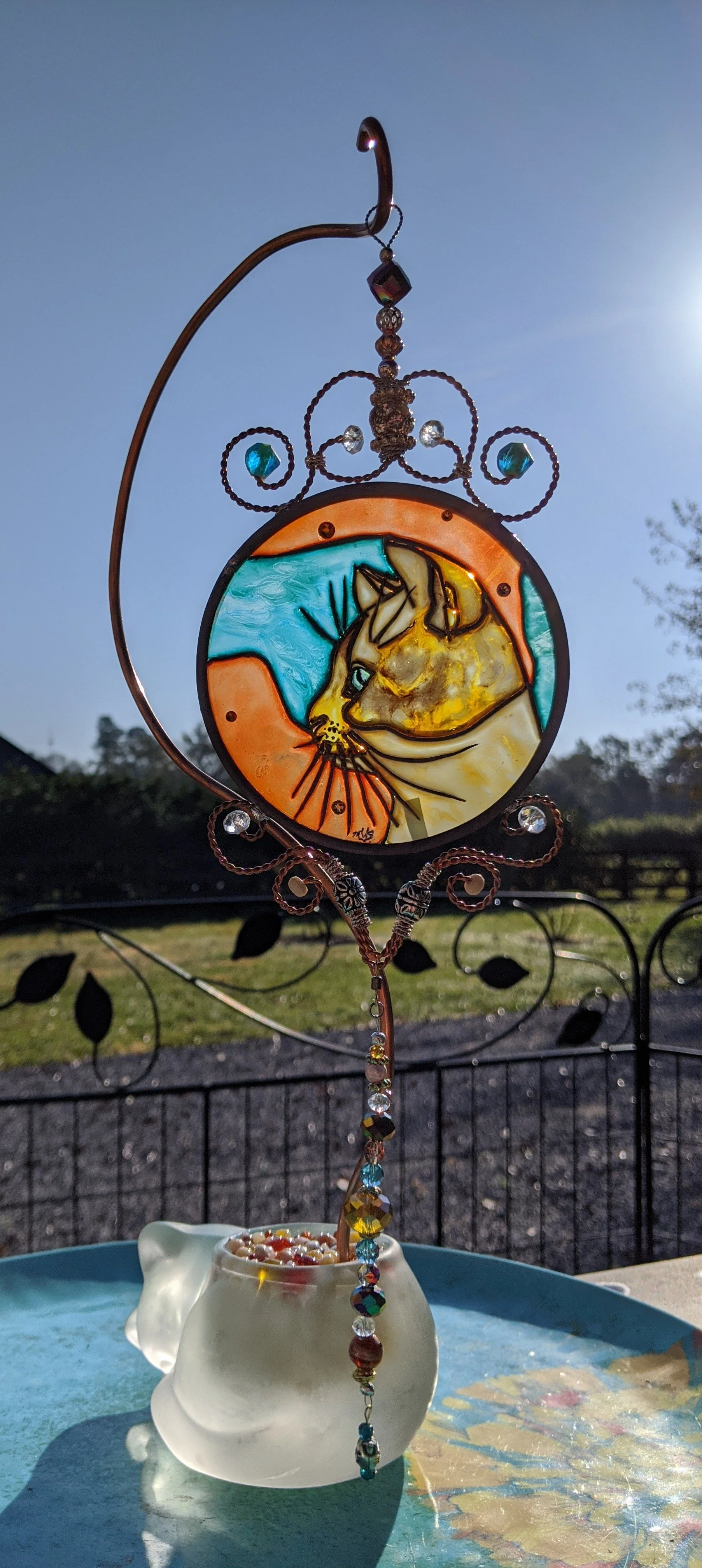 Frosted Glass Cat Display Stand with Cat-Themed Illusion Glass
This charming handcrafted display stand features a frosted glass cat as its base, paired with gracefully hand-twisted copper rods that form an elegant hanger. The stand beautifully suppor