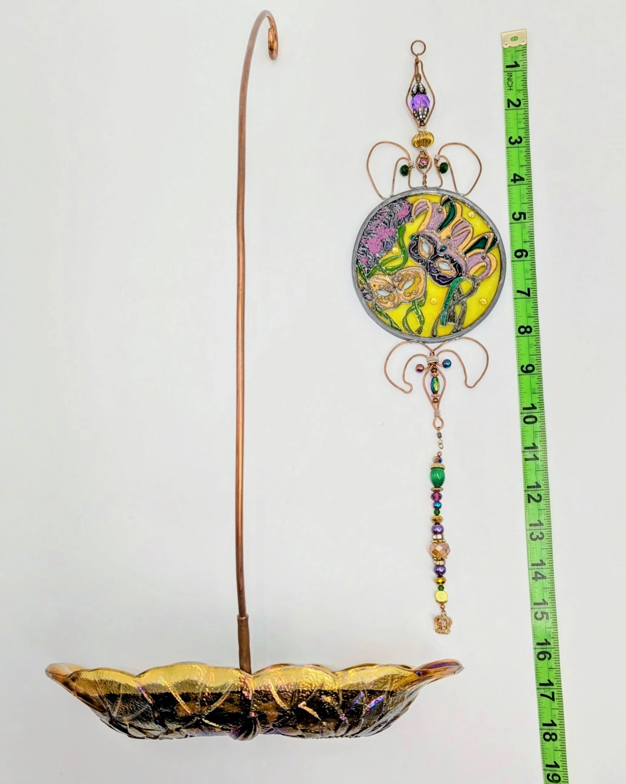 Antique Carnival Glass Base Display Stand
This elegant display stand features a beautiful antique Carnival Glass saucer with its signature iridescent golden sheen and scalloped edges. Paired with a tall, gracefully curved copper rod, it provides exce