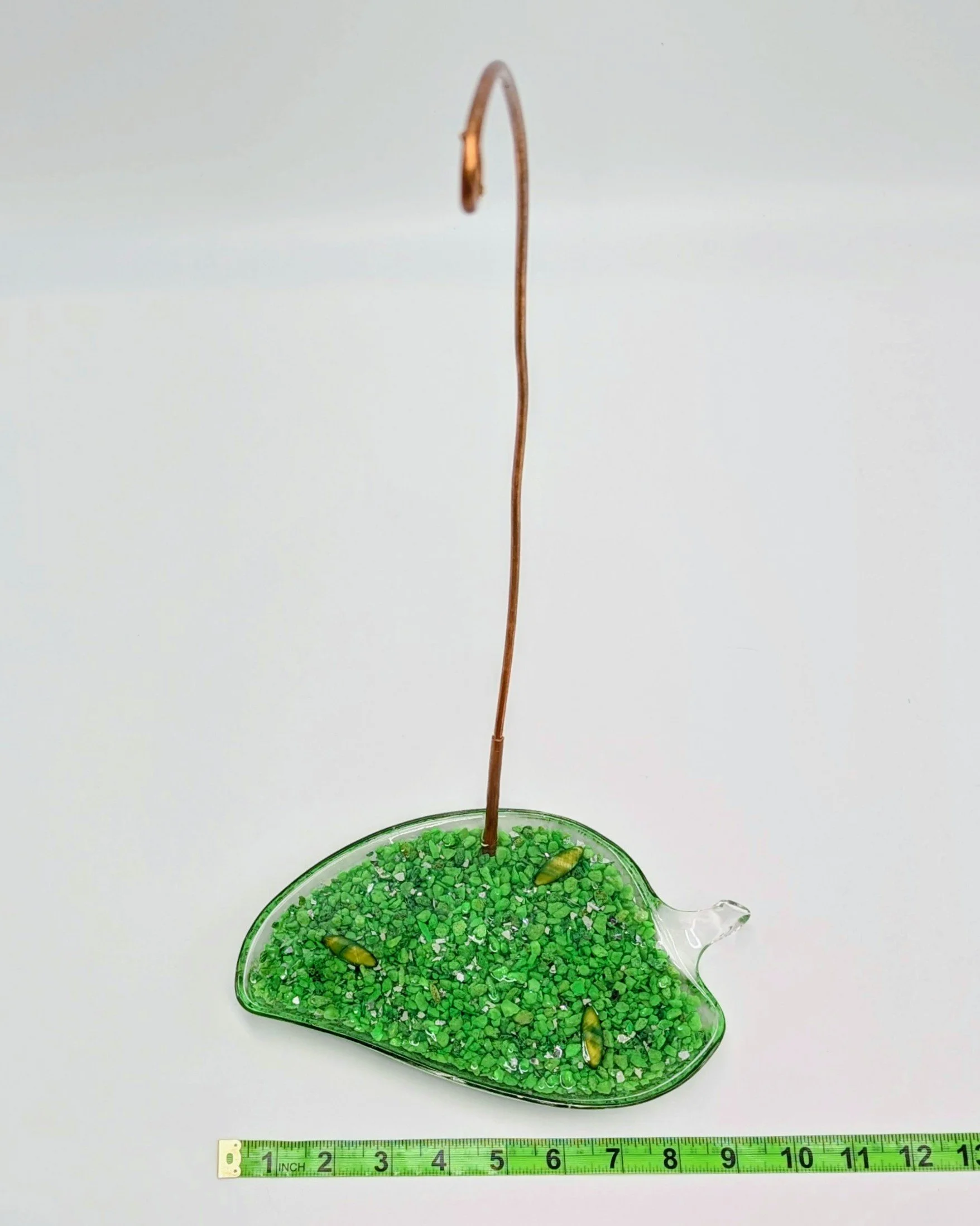 Leaded Leaf Glass Display Stand with Green Gravel & Beadwork
This nature-inspired display stand features a beautiful leaf-shaped leaded glass base filled with vibrant green gravel, crushed glass, and sparkling glass beadwork, all securely embedded in