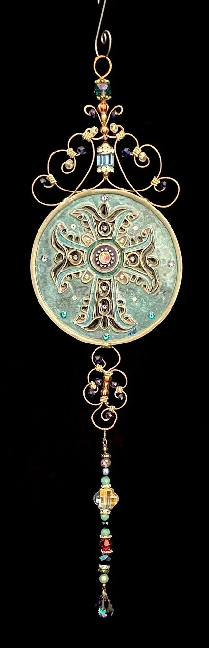 🔴 Sold: 
Cross Illusion Glass by Art Illusions by Young, Folsom, Louisiana. This elegant circular suncatcher features an ornate cross with intricate scrollwork and subtle metallic accents. Hand-painted with European glass paints on leaded glass, the