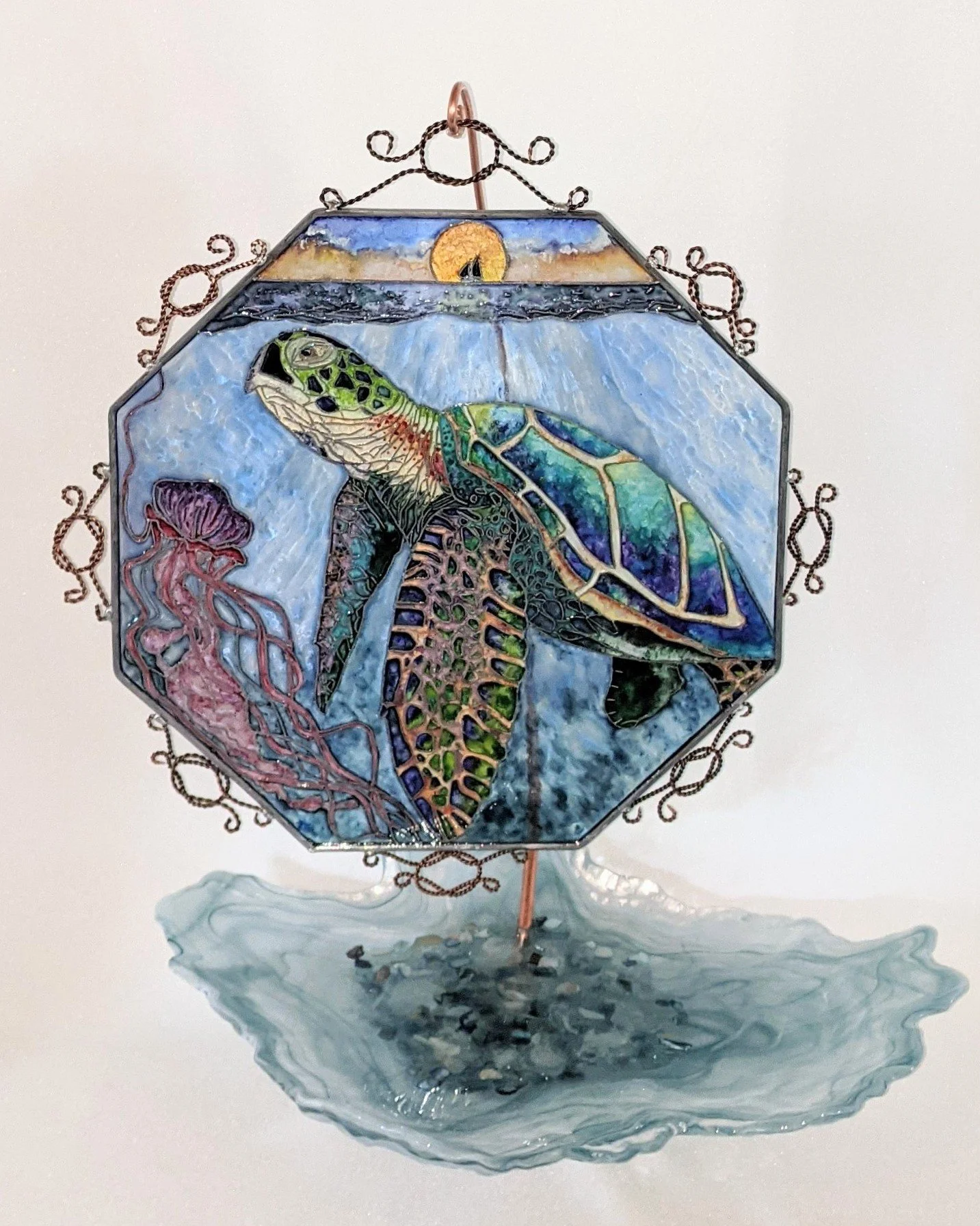 🟢 Available :
Sea Turtle – Silent Passage Through by Art Illusions by Young. A graceful sea turtle glides through the Gulf waters in this hand-painted and leaded Illusion Glass panel. The turtle’s shell and flippers are rendered in rich greens and g
