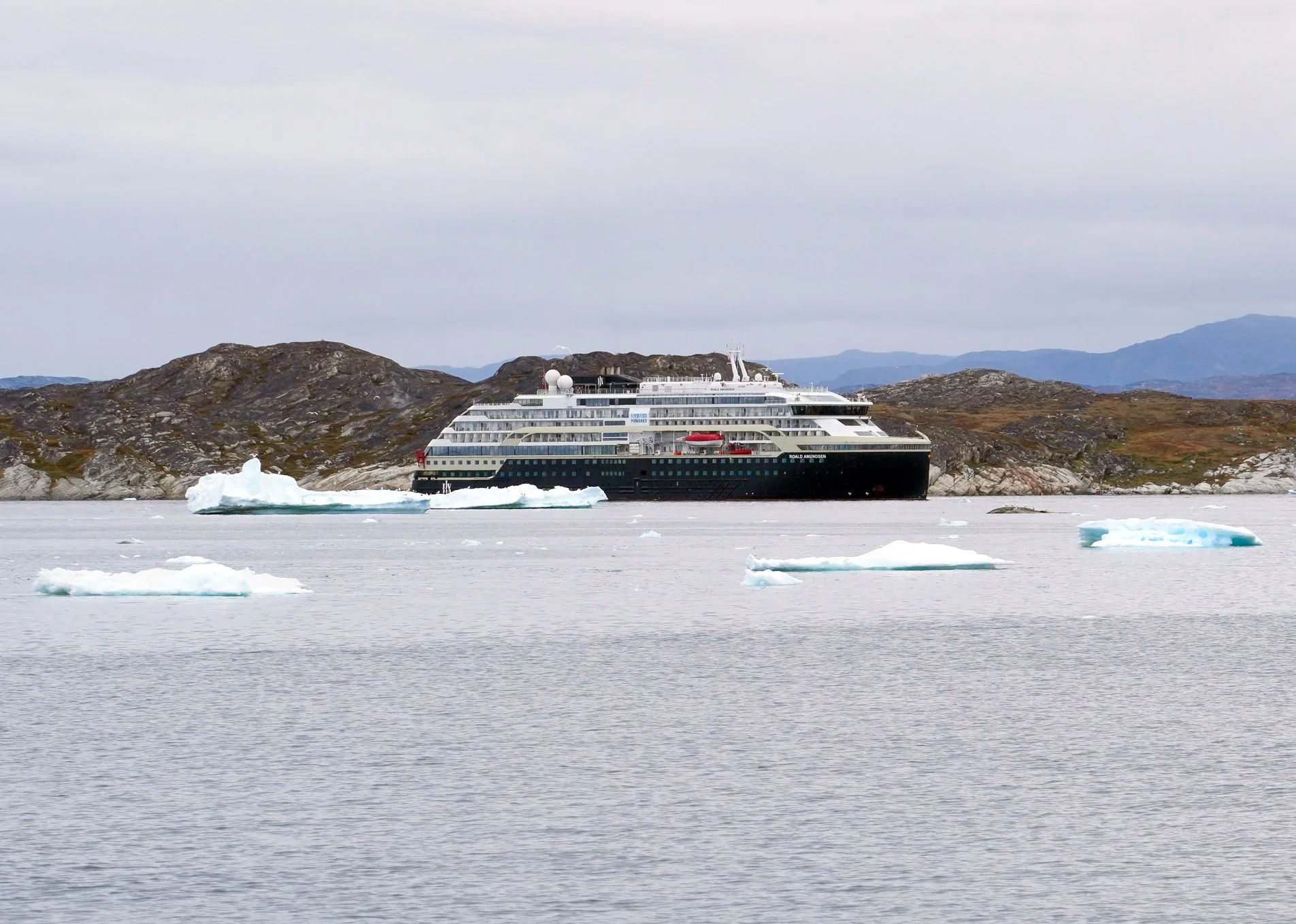 2026-8-31 - Ilulissat - Roald Amundsen in ice floes 3.jpg