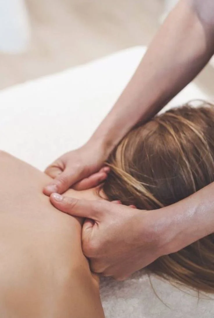 Alguien recibiendo un masaje en la espalda