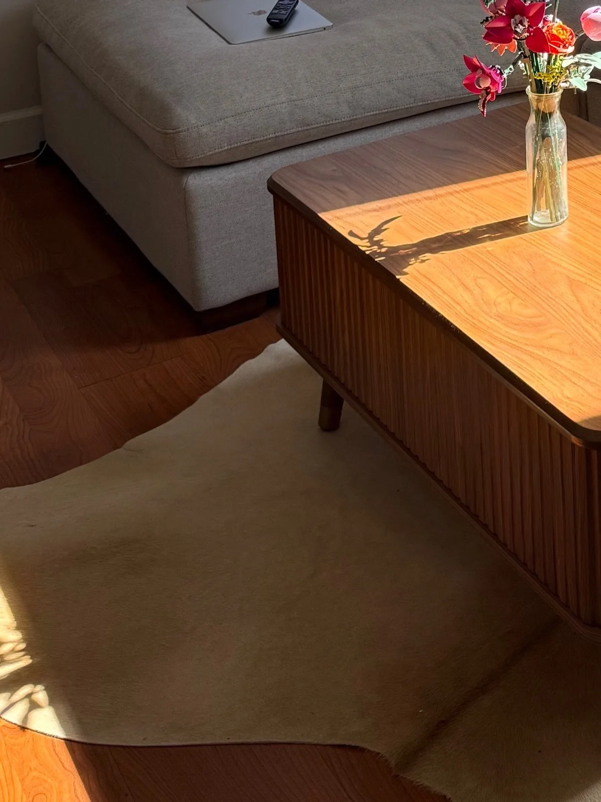 home🧺💐🐄

the most stunning cowhide rug from @appaloosacowhides 

home decor, cowhide rug, equestrian style, equestrian decor, horse girl home, living room