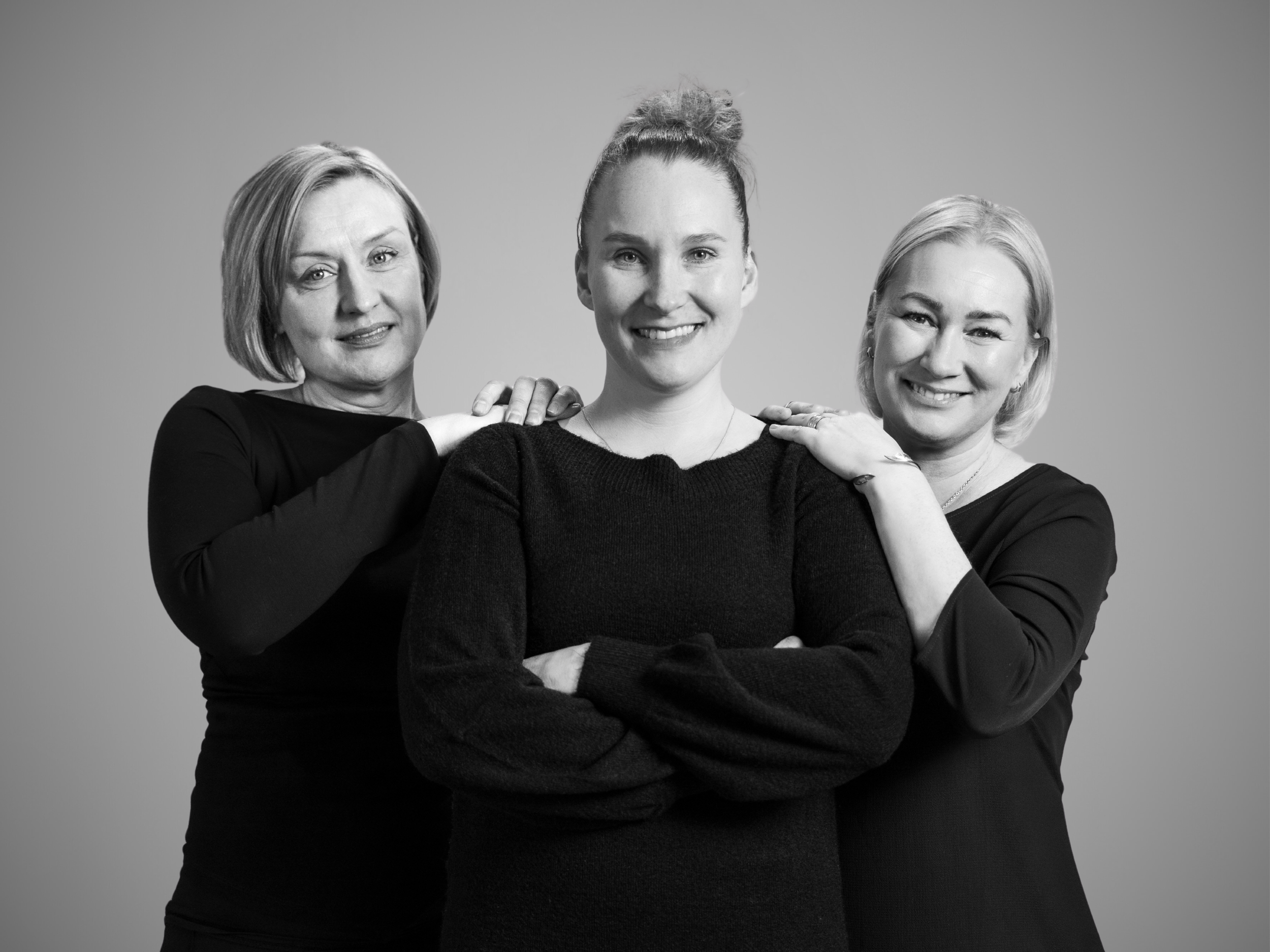 Sisun Susanna, Lotta ja Rea hymyilevät yhteiskuvassa