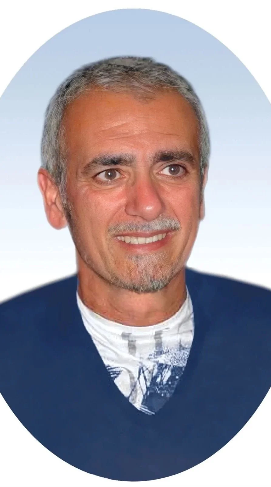 Gino Sindoni, socio fondator, sorridente, abbigliamento formale