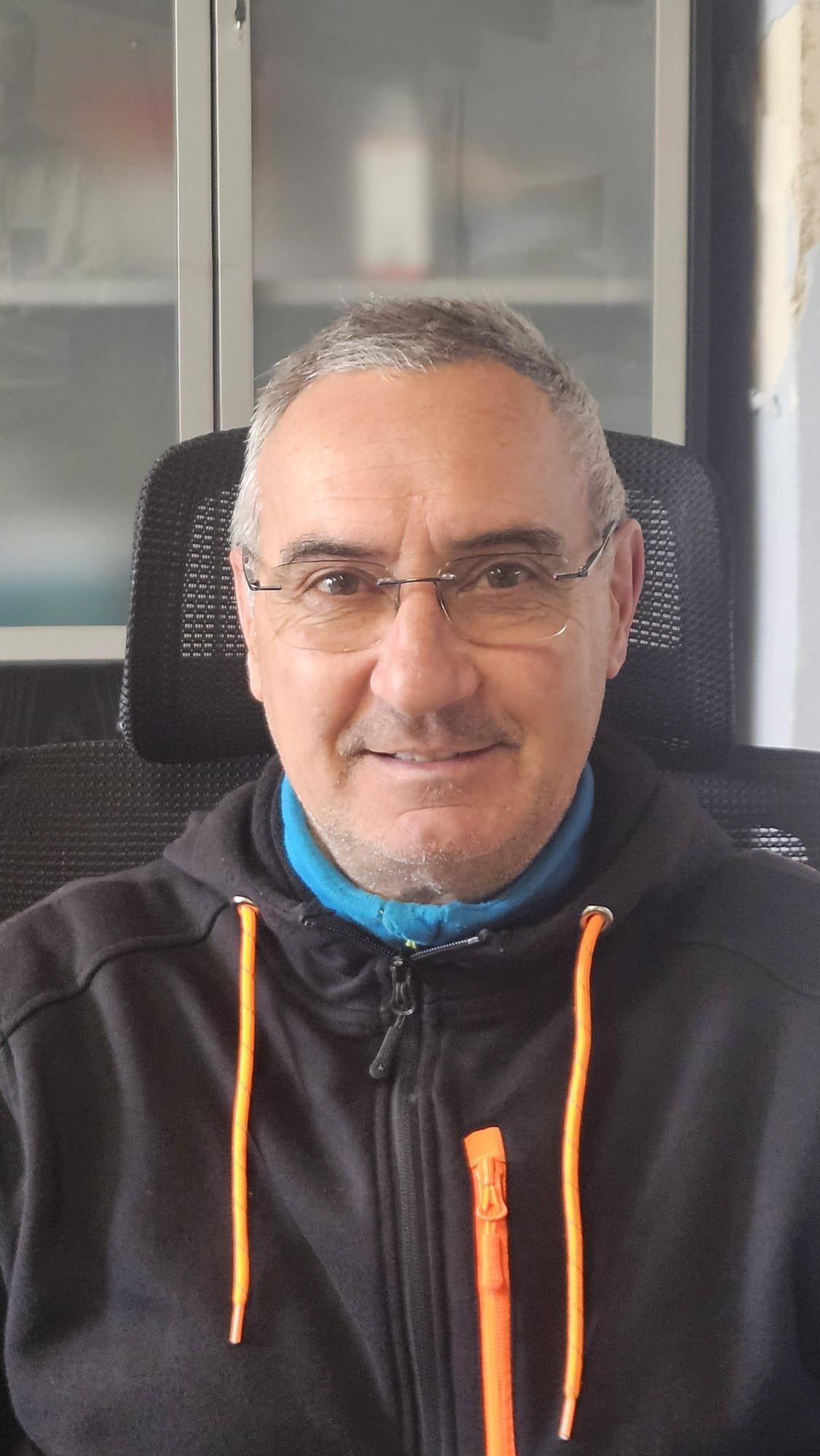 Riccardo Lentini, responsabile vendite e tintometria, sorridente.