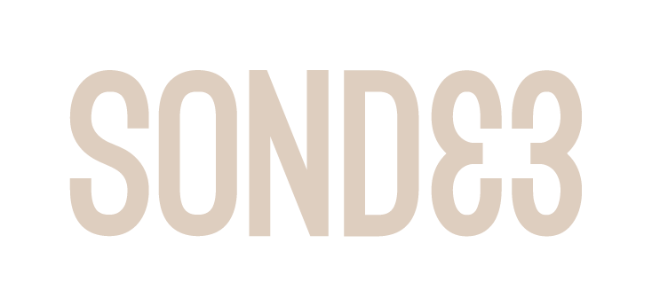 Texto en gris que dice 'SOND&3' sobre un fondo negro.