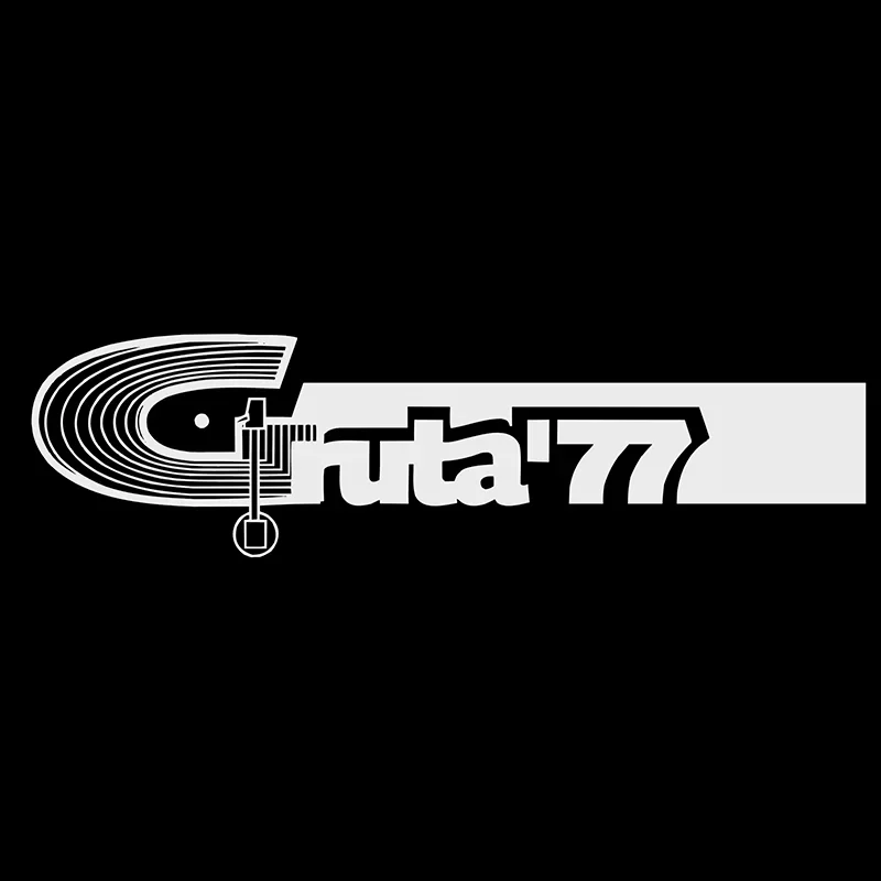 Logotipo en color negro y blanco que dice 'Futata 77' con un plato de turno de discos de vinilo en forma de letra 'F'.