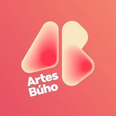 Logotipo con formas abstractas en tonos rosa y crema, con las palabras 'Artes Būho' en letra blanca.
