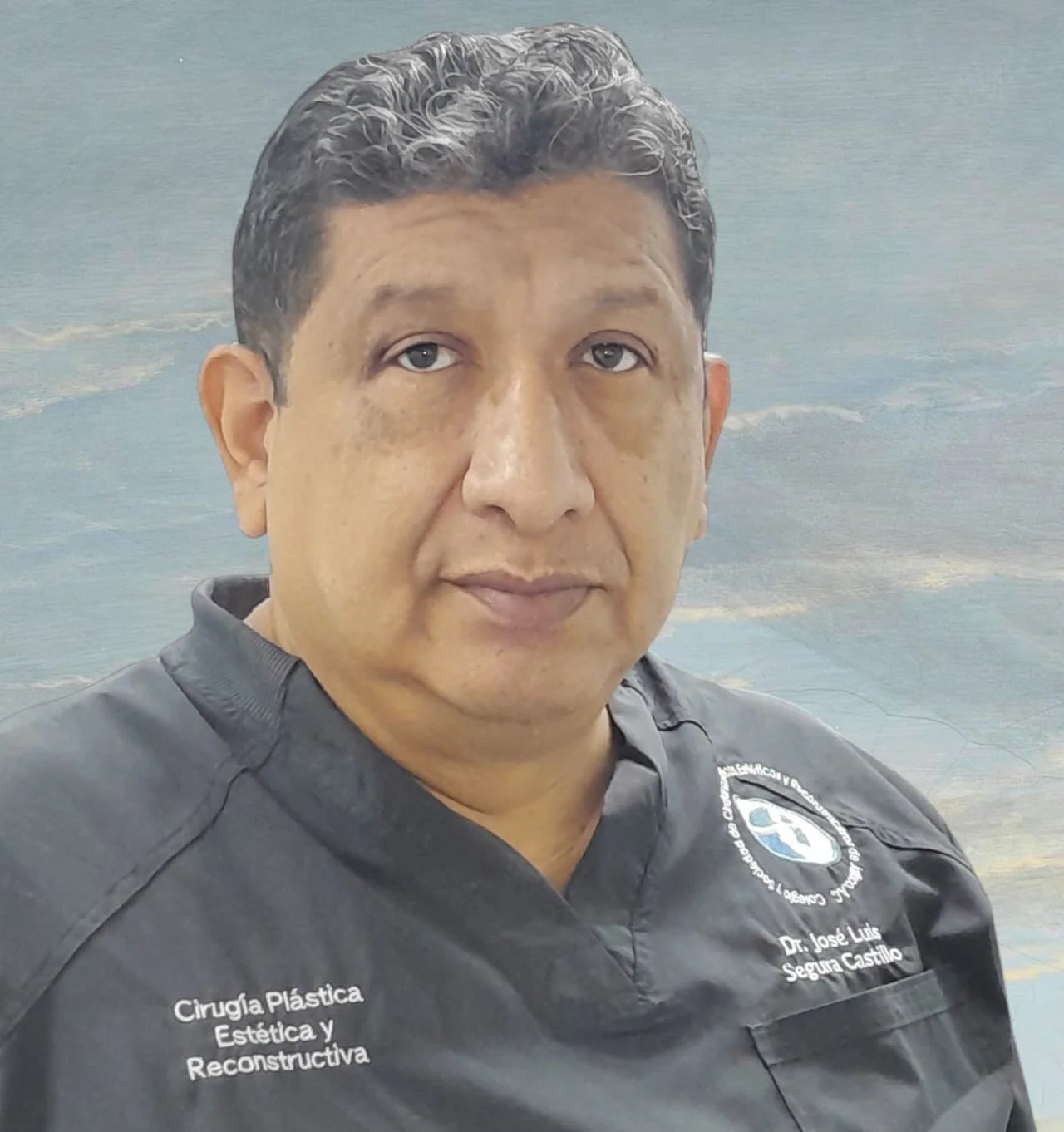 Retrato de un hombre con ropa de cirujano, en fondo de cielo y mar, con texto en su camisa que dice 'Cirugía Plástica, Estética y Reconstructiva' y 'Dr. José Luis Segura Castillo'.