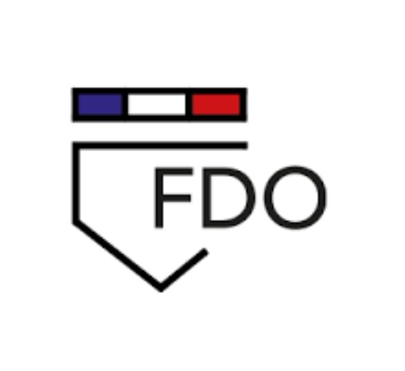 Logo avec un rectangle tricolore (bleu, blanc, rouge) au sommet, une ligne horizontale en dessous, et une flèche pointant vers le bas avec les lettres "FDO" à l'intérieur.