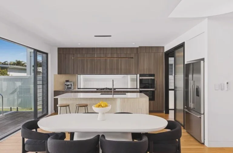 The interior design for Oaks Avenue adopts a palette of pared back cool neutral tones.

I was lucky to work on the design of the house whilst at @fabric_architecture and the interiors are a seamless extension of the aesthetic. 

Developed and built b