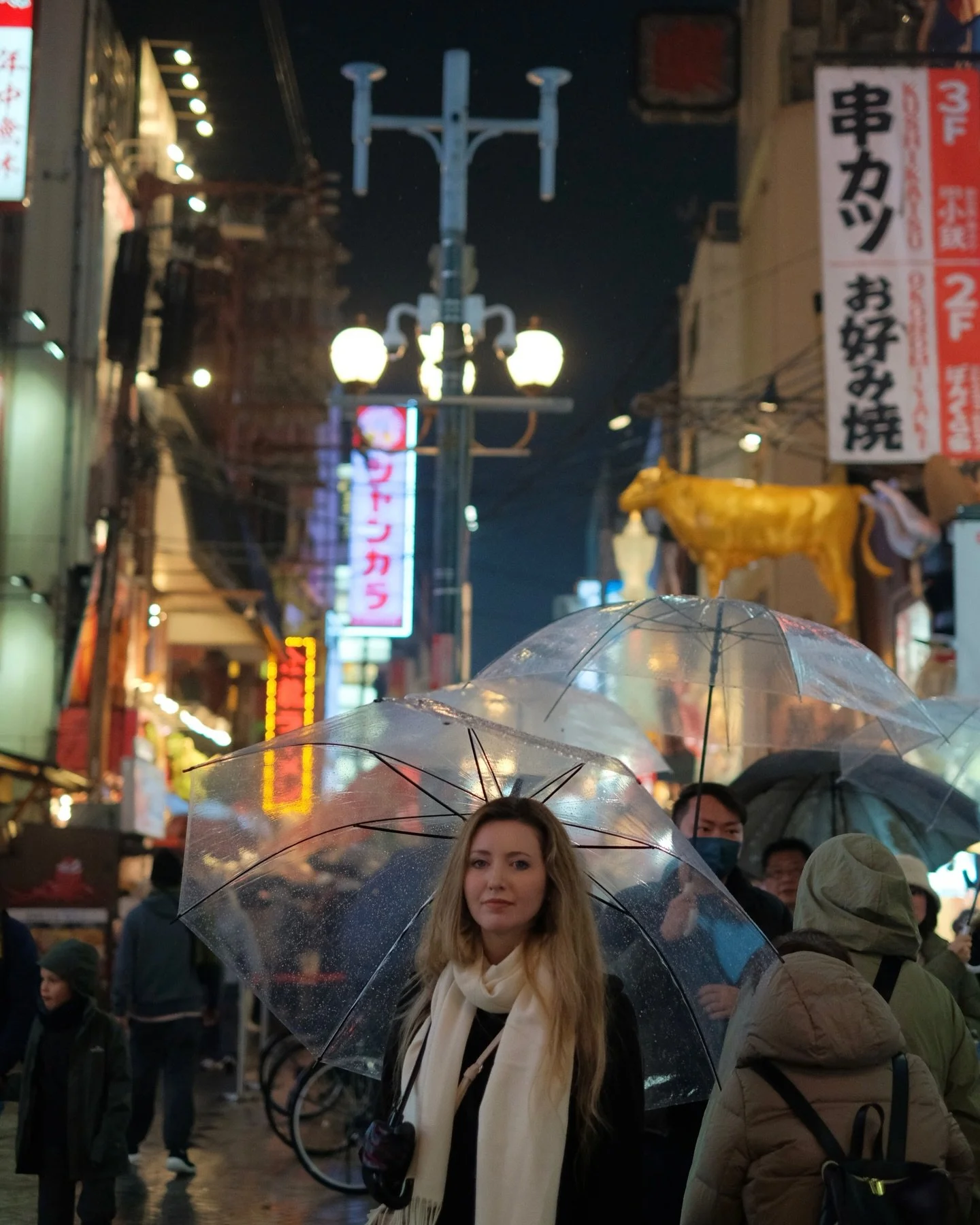 Umbrellas, lights, and one thing out of place&hellip;..
📸 @marthenry_photography 

Osaka - January 2024 
.
.
.
.
.
#osaka #japan #asia #city #winter #city #beauty #woman  #travel #travelphotography #travelgram #travelphotography #explore #explorepag