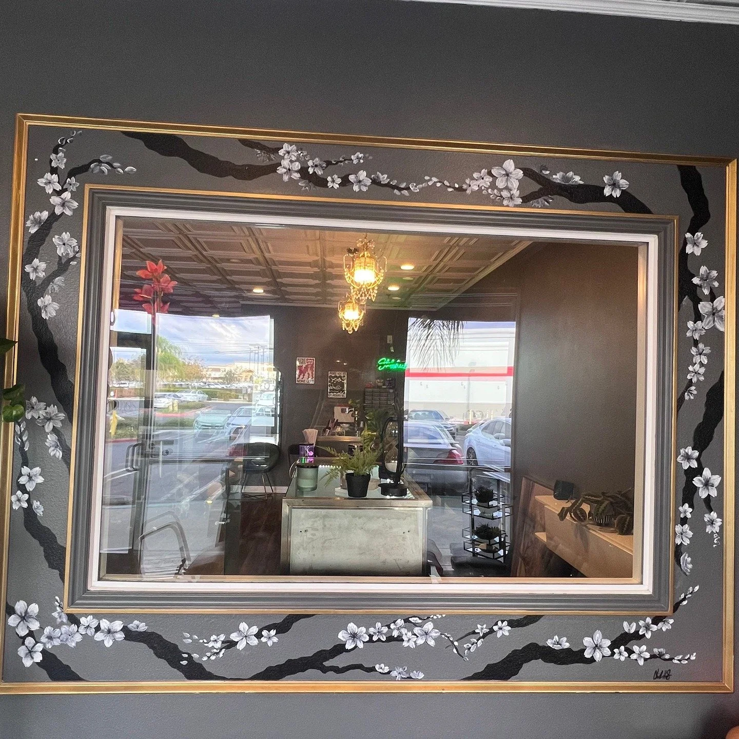 Quick little cherry blossom mural @babylon_bodyart! (November 2024)

#muralist #artist #cherryblossoms #art #painting #paint #dark #piercings #bodyart #tattoos #painter #window