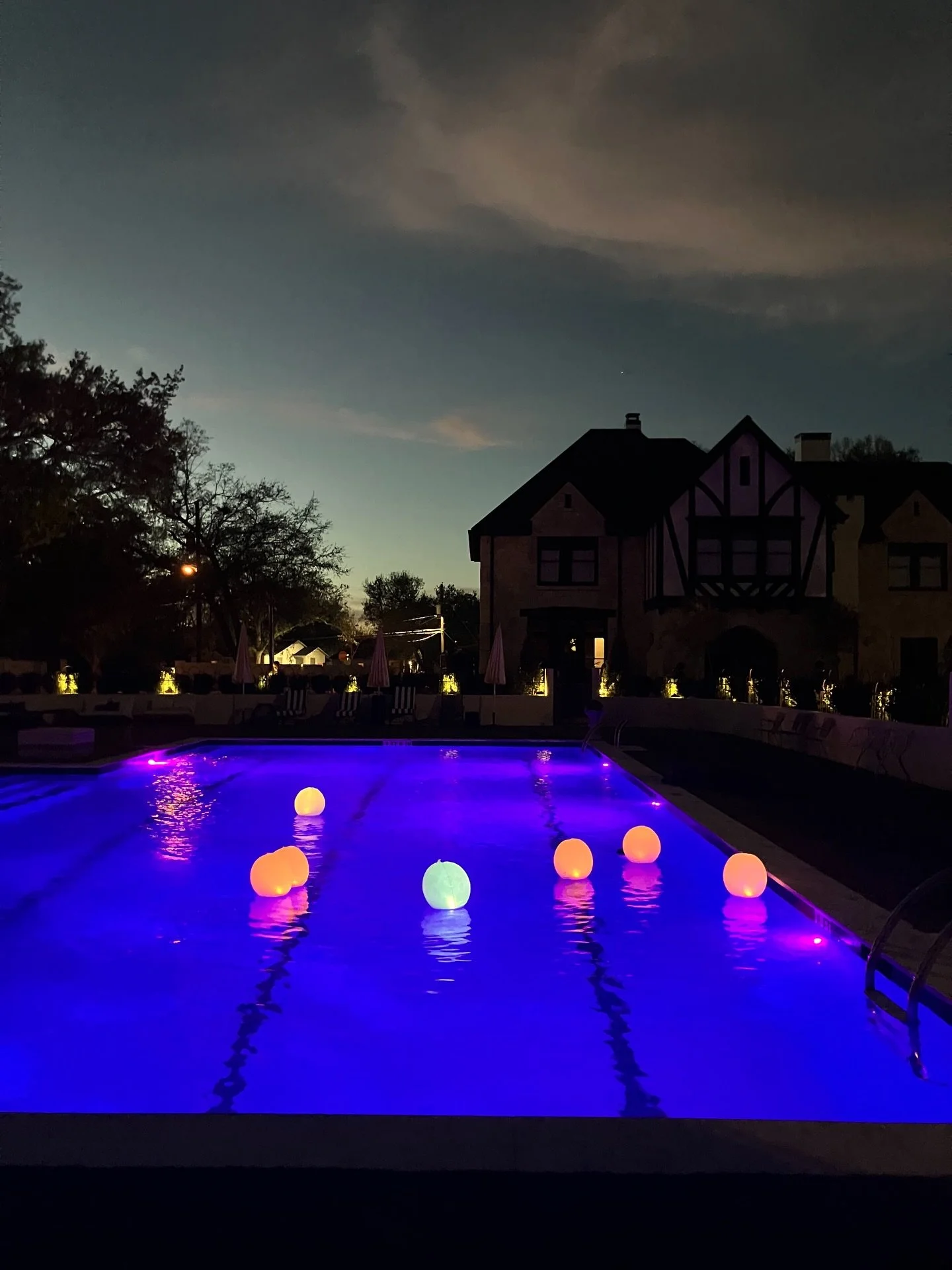 The only thing we love more than an afternoon dip in the pool is a night swim or a hang by the pool at sunset - a truly magical experience at the Orange Magnolia.