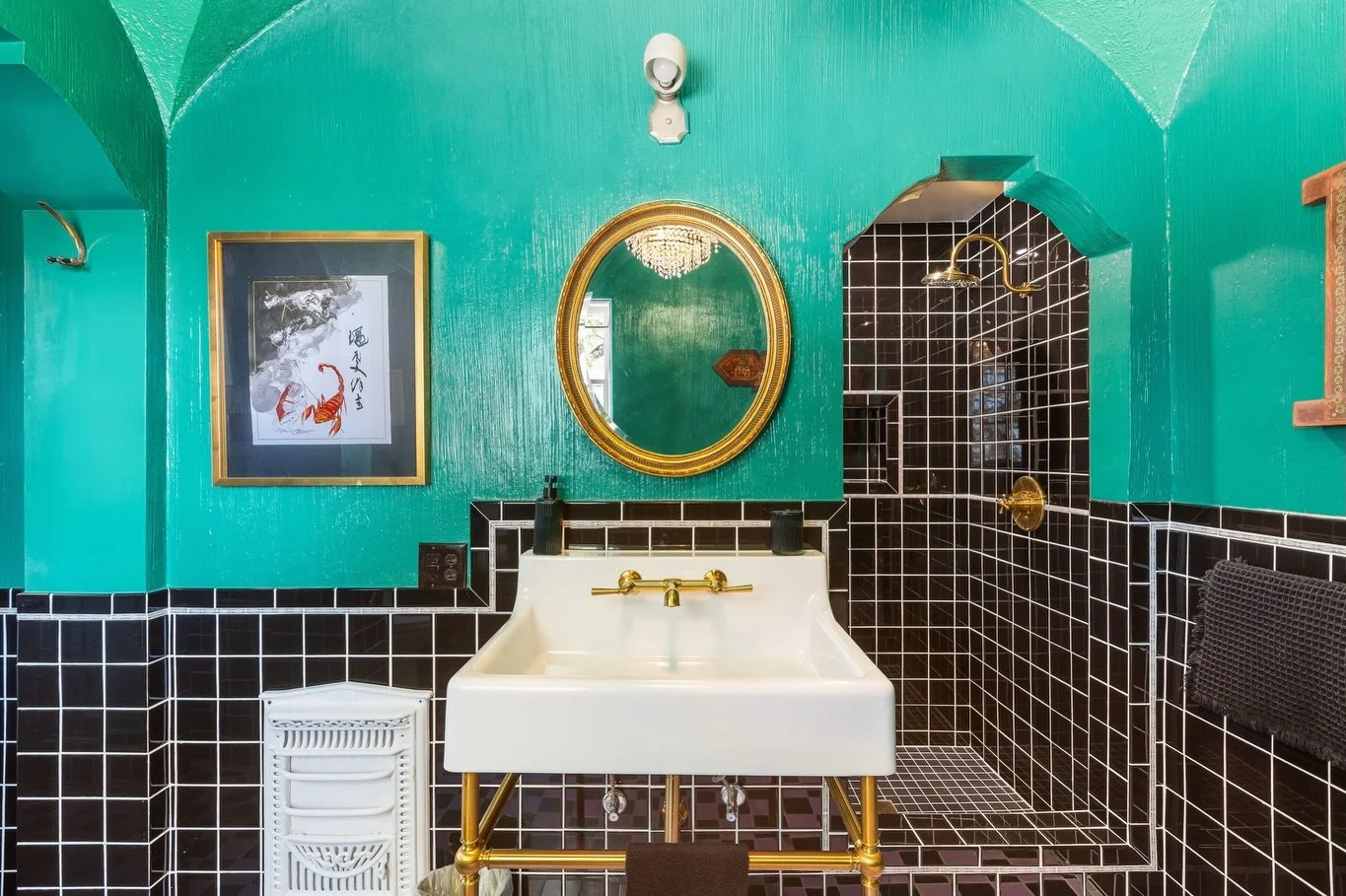 One of the things that stood out to us the most about the Orange Magnolia was the tile all throughout the home, inside and out! The art deco bathrooms, cement tile floor, and the iconic tiled bar in the solarium. Which is your favorite?