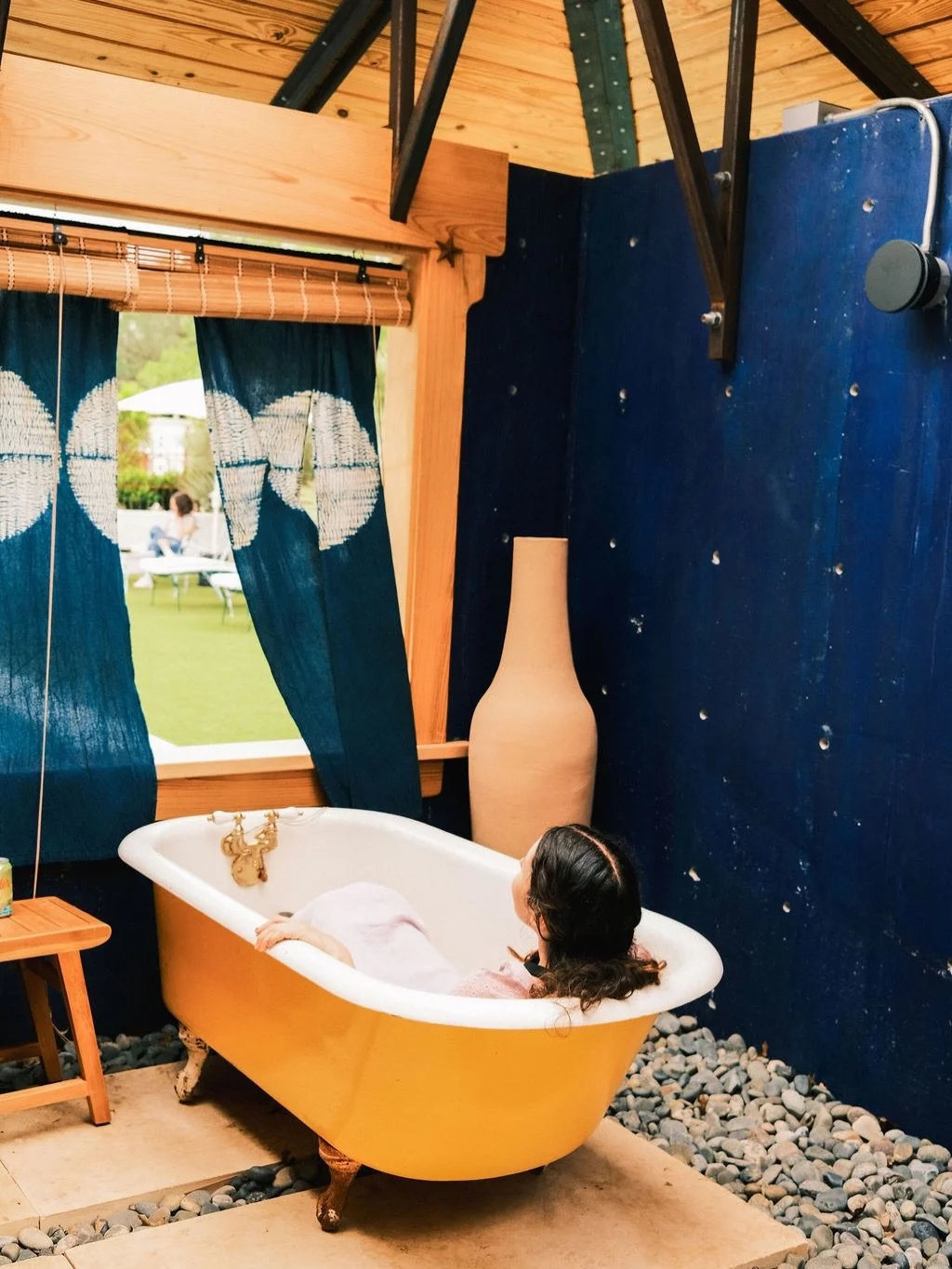 Bath or shower? Our casita has both antique tubs and an outdoor shower with stunning tile from @clayimports . Available when you book the pool for the day or the Orange Magnolia overnight. Book your stay at www.theorangemagnolia.com

Photos captured 