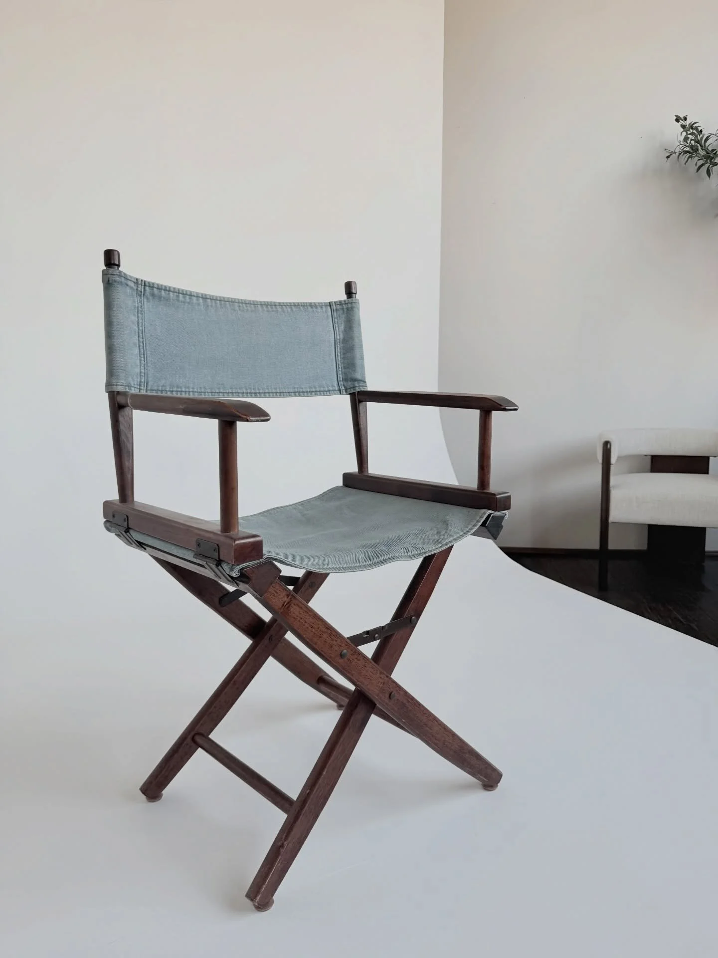 We let the light direct. Turns out natural light already knows your best angle&hellip; we just built the studio around it.

Buena Vista Studio opens March 1, 2026 | San Antonio natural light photography studio.