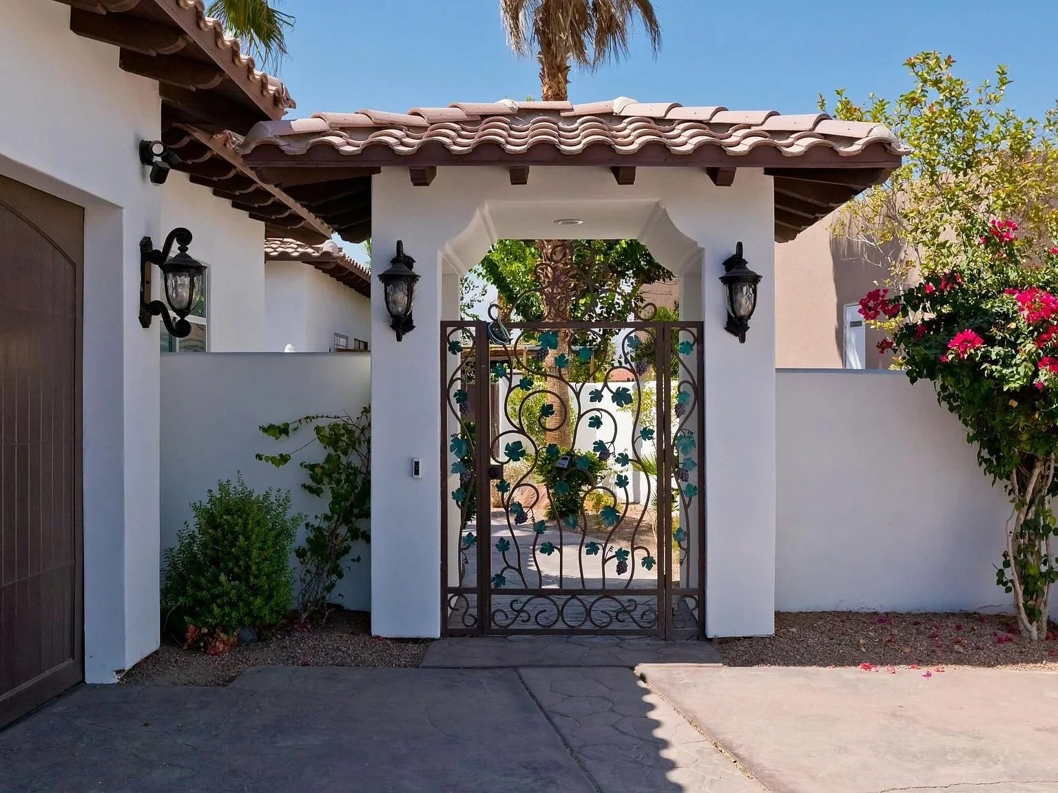 02-courtyard-entry.jpg