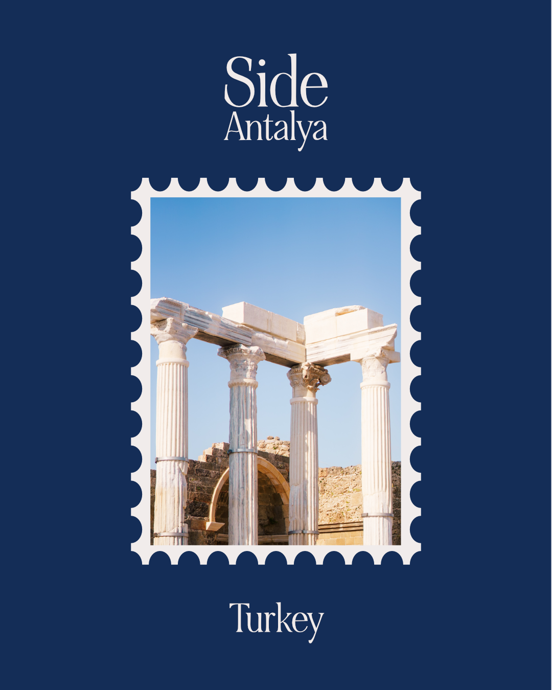 Postzegel met afbeelding van oude Griekse ruïnes met zuilen en een blauwe lucht, tekst 'Side Antalya Turkey' erboven.