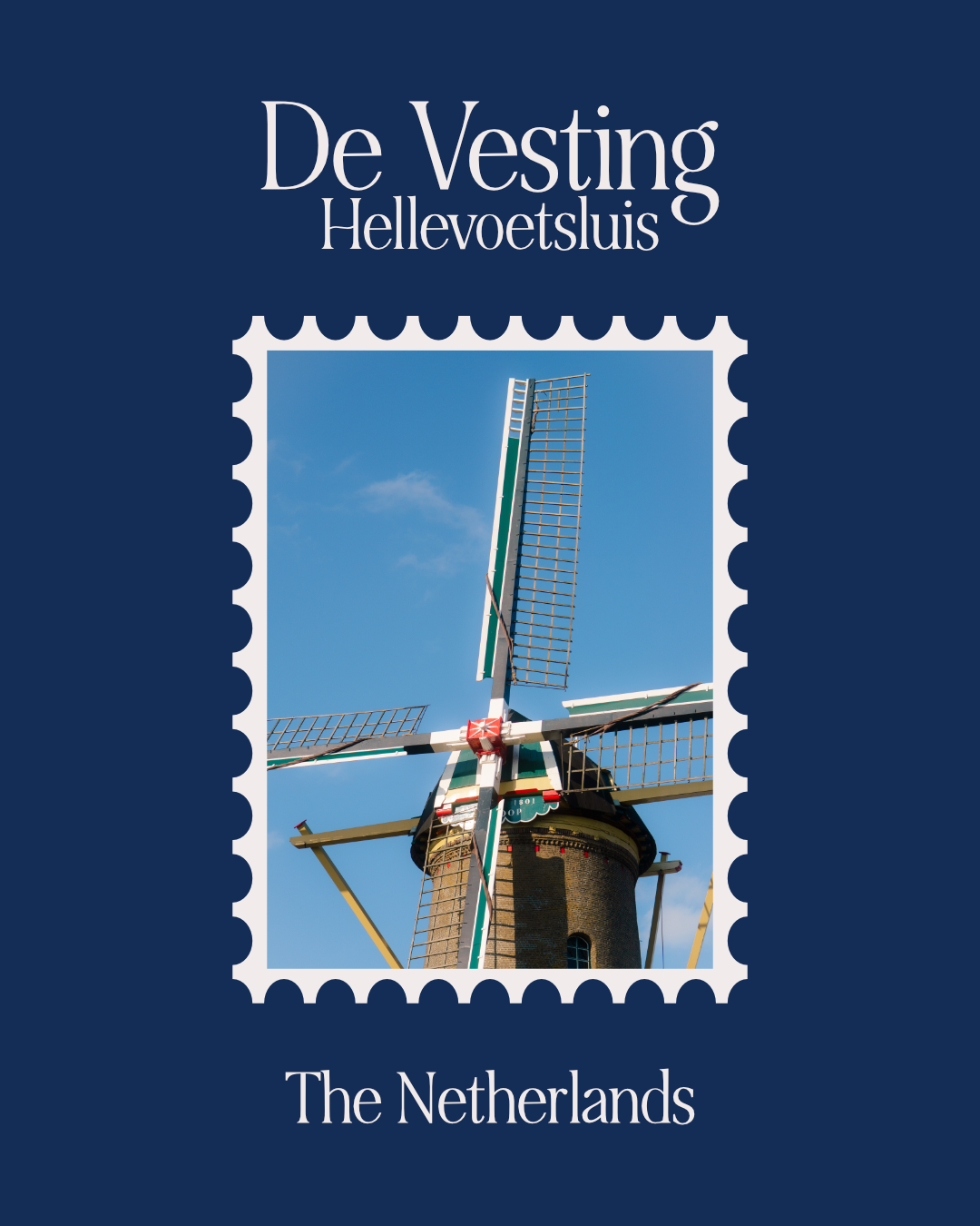 Postzegel met afbeelding van een traditionele Nederlandse molen in Hellevoetsluist onder een blauwe hemel.