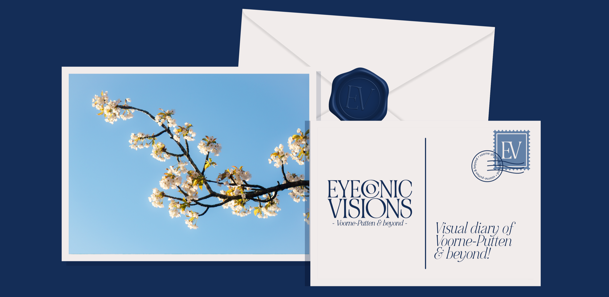 Een foto van een tak met witte bloemen tegen een blauwe lucht, naast een envelop met een blauw zegel en een kaart met de tekst 'EYEONIC VISIONS - Voorne-Putten & beyond - Visual diary of Voorne-Putten & beyond'