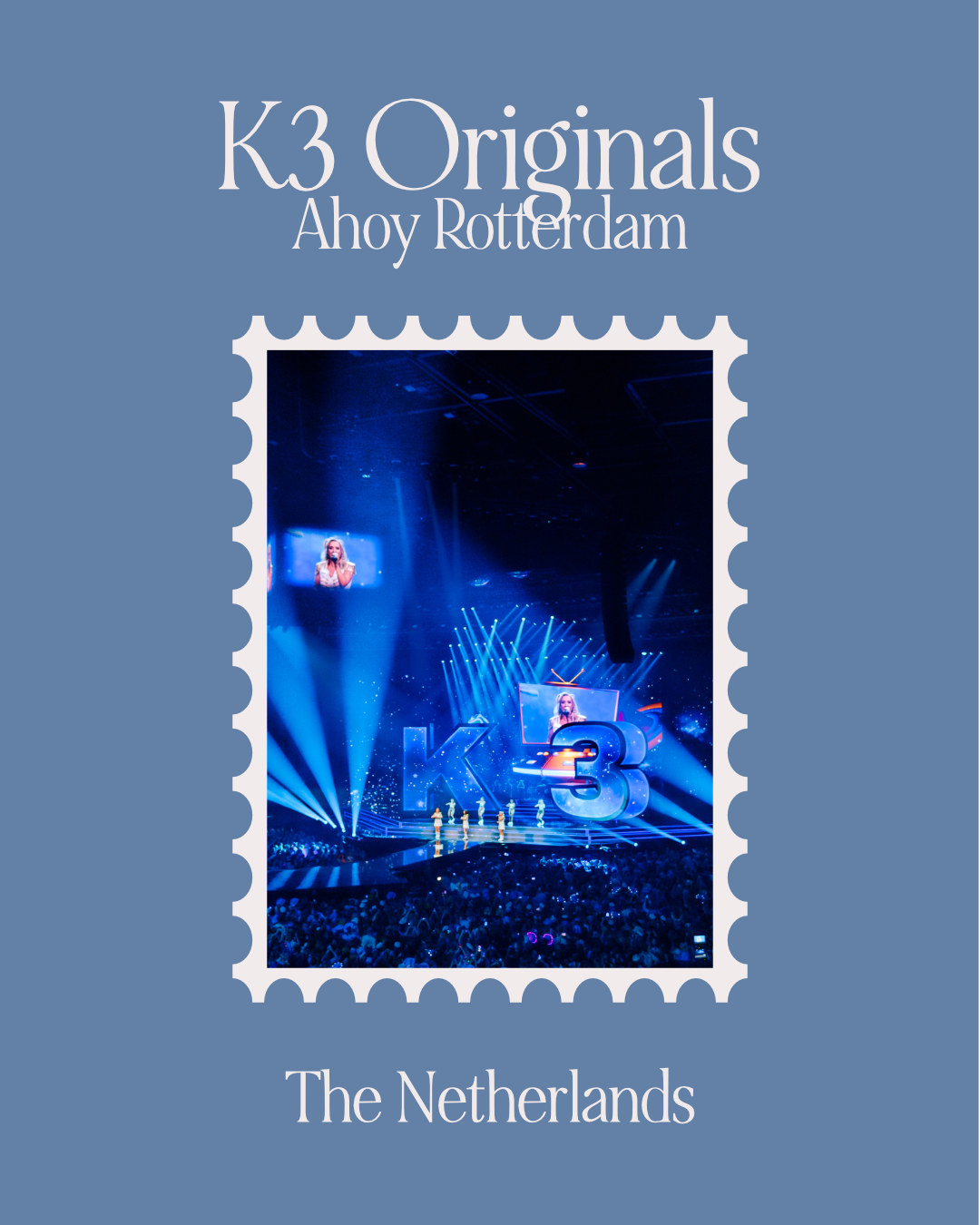 Een postzegel met een foto van een concert op een groot podium met blauwe verlichting, grote letters 'K3' en een vrouw die zingt, met een publiek voor zich.